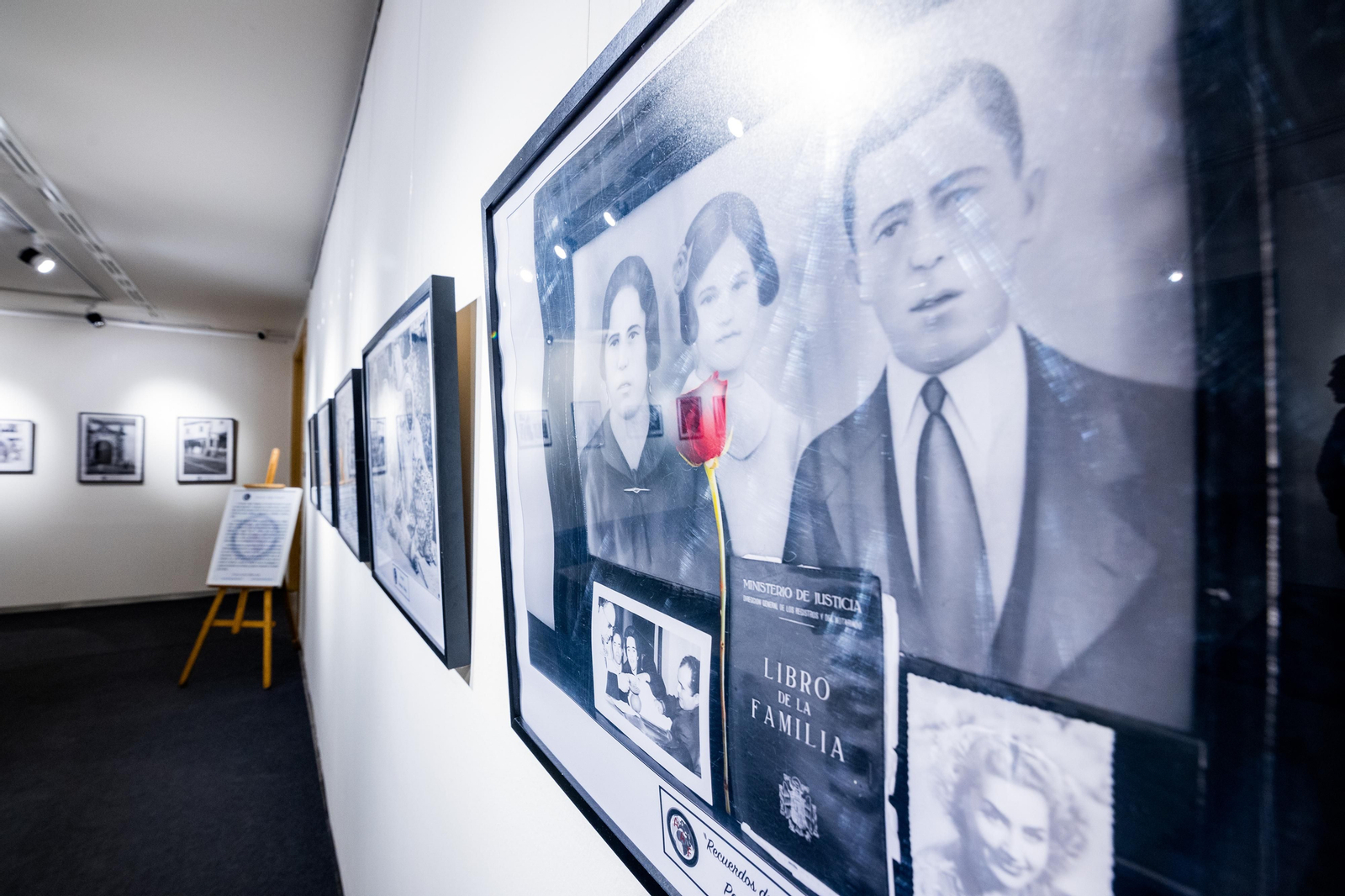 Las imágenes de la inauguración de la exposición 'Nostalgia de juventud' en San Fernando