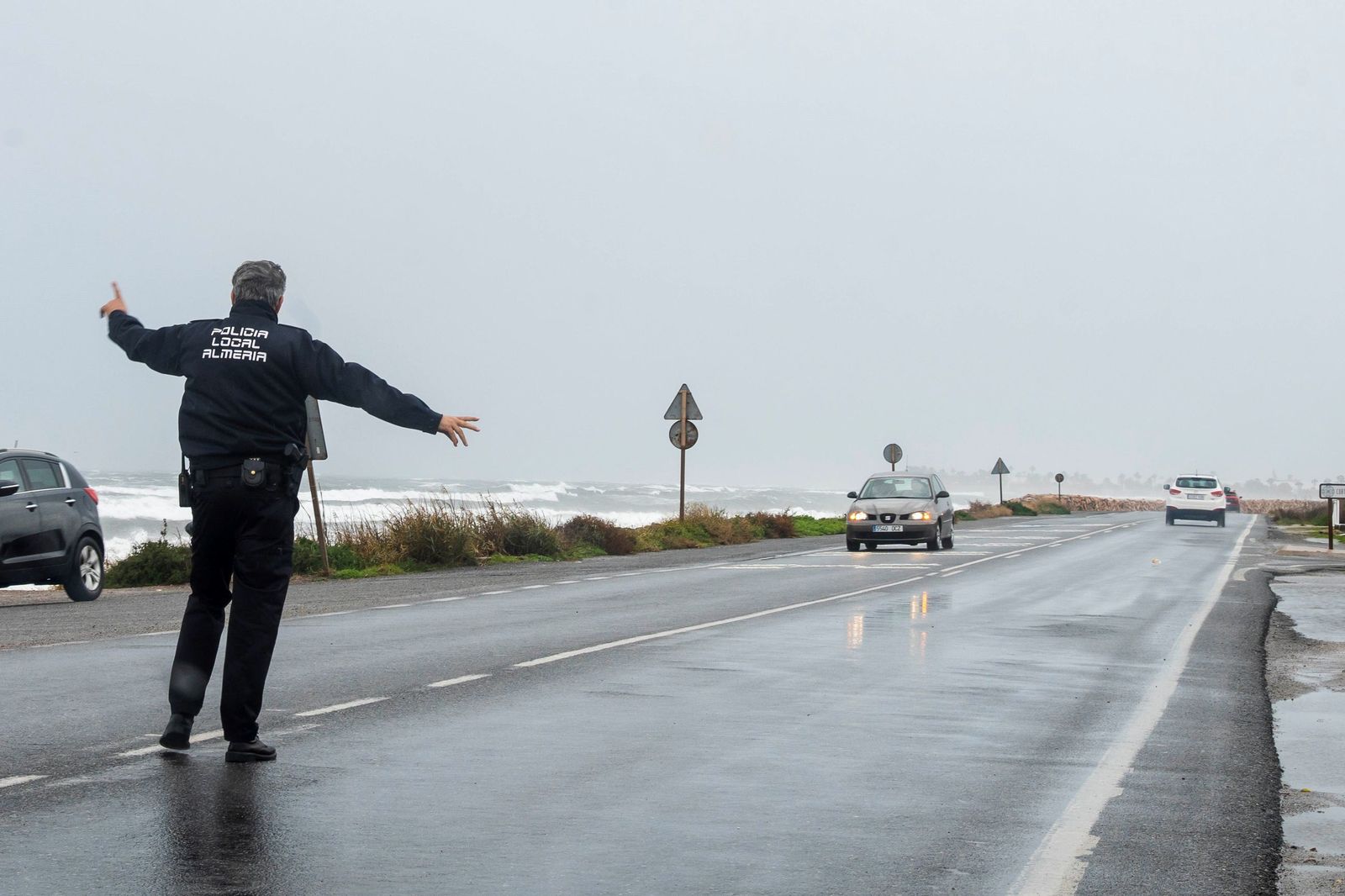 Un policía local de Almería controla el tráfico antes de llegar a Costacabana.