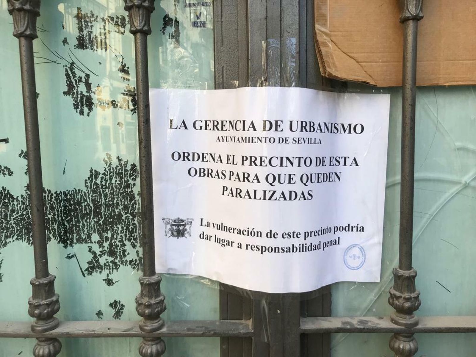 El precinto que impide que continúe la obra