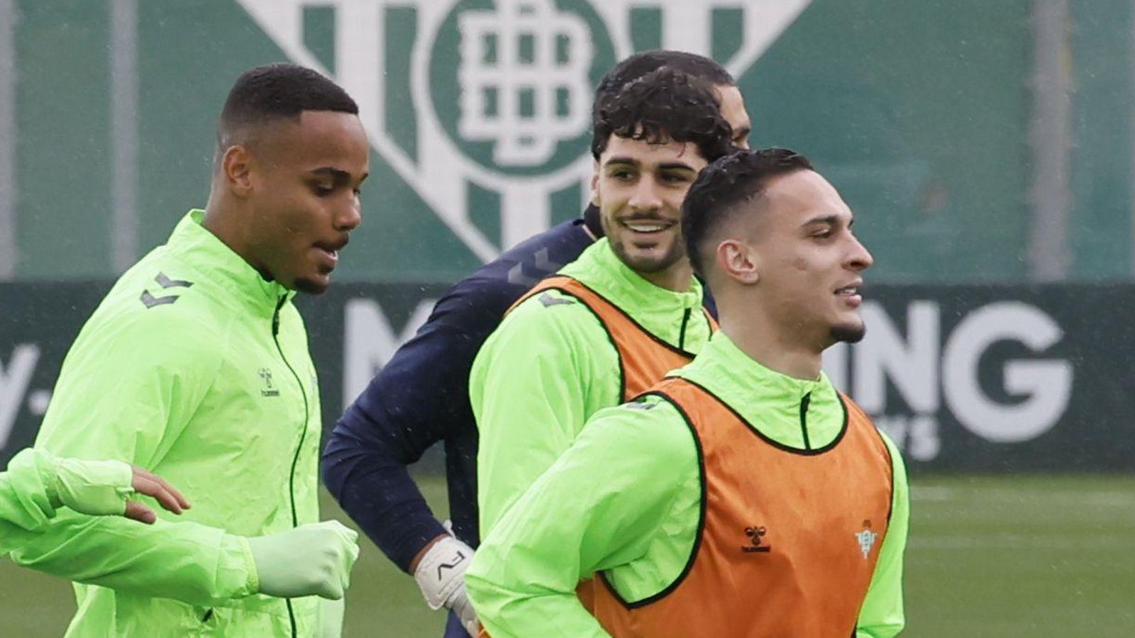 Antony, junto con Johnny y Natan en un entrenamiento.