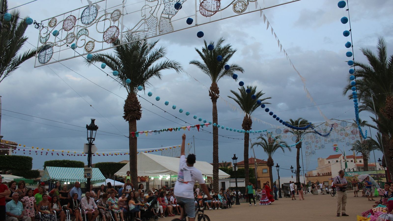 Este joven tocó la cinta.