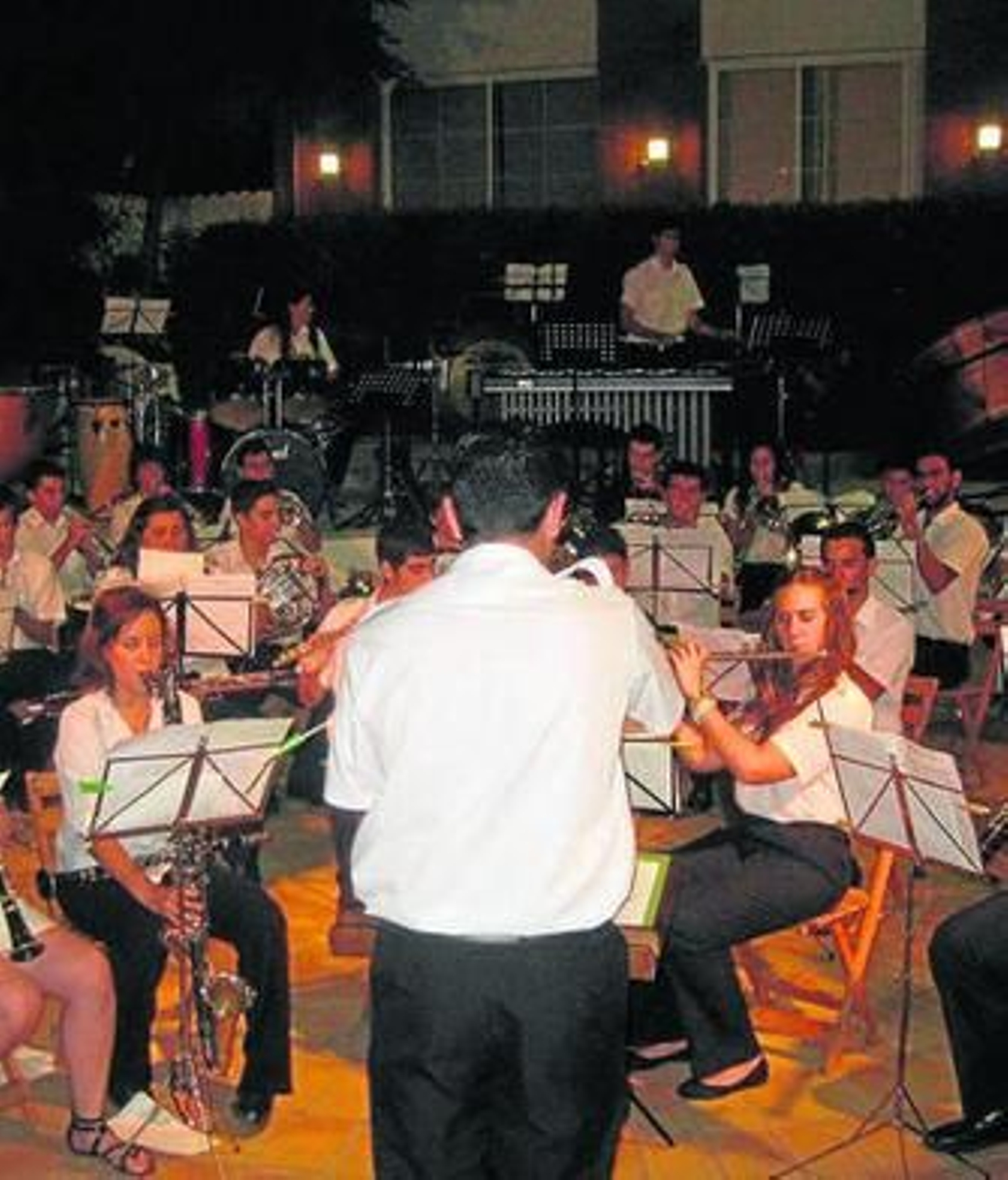 La Banda de Música de Punta Umbría, durante la actuación.