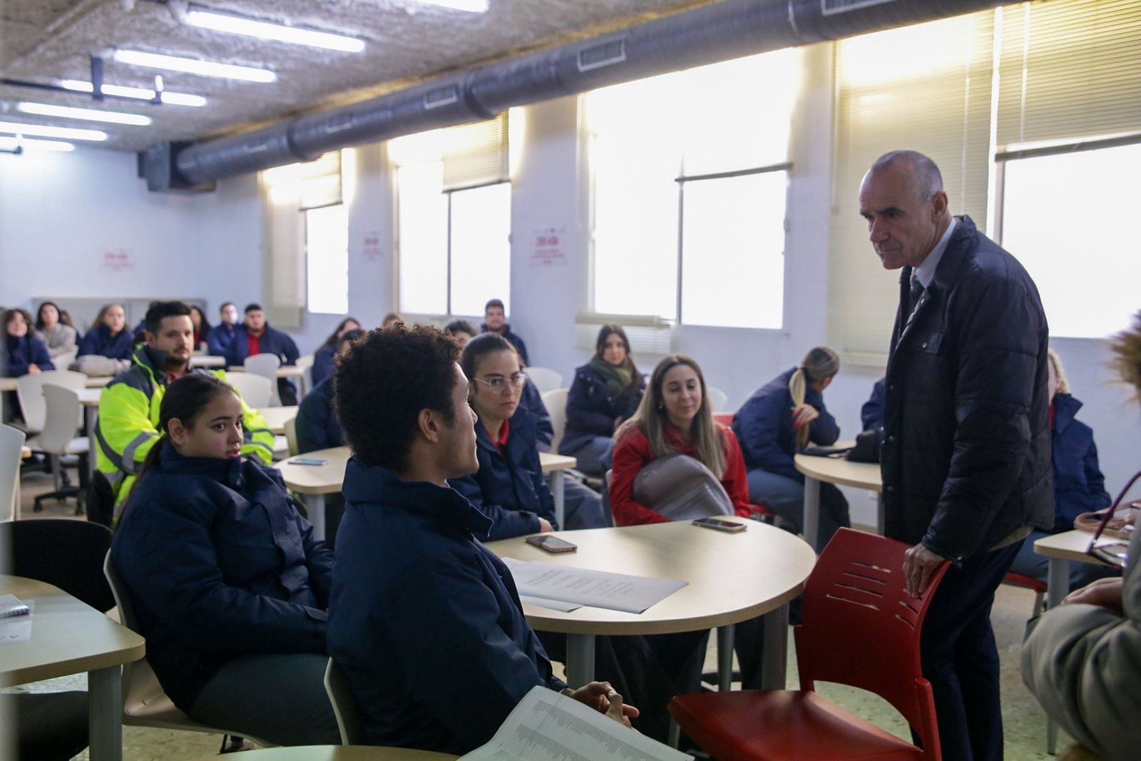 Muñoz conversa con uno de los jóvenes del nuevo plan de empleo.