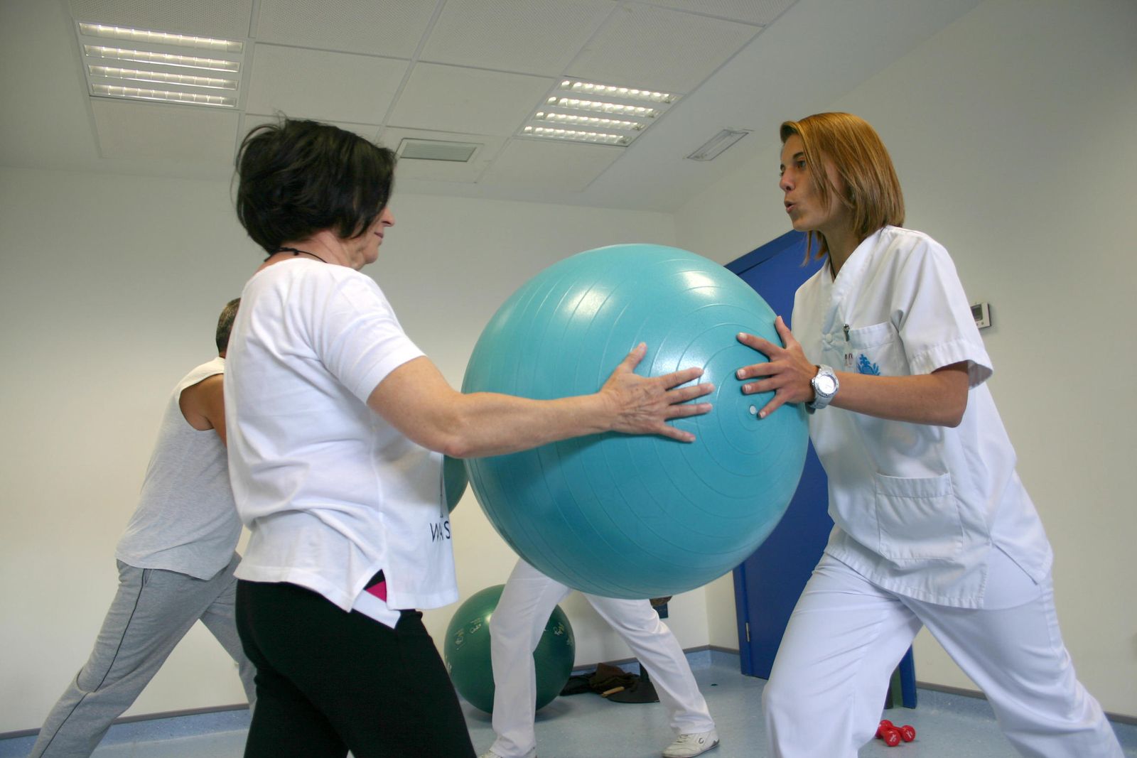 La educación contribuye a reducir las desigualdades socioeconómicas de género en la salud.
