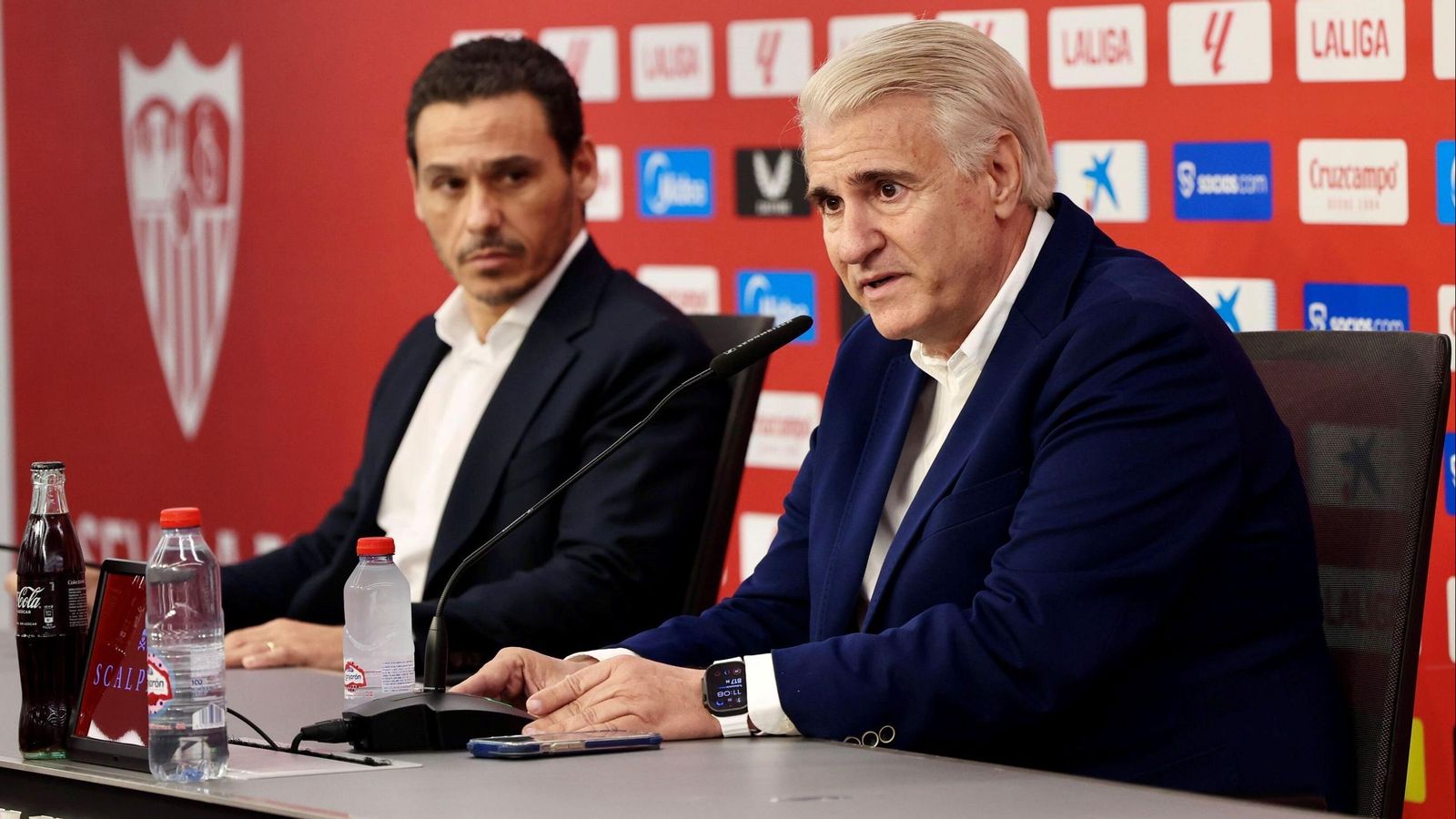 Presentación de Antonio Cordón junto al presidente Del Nido Carrasco