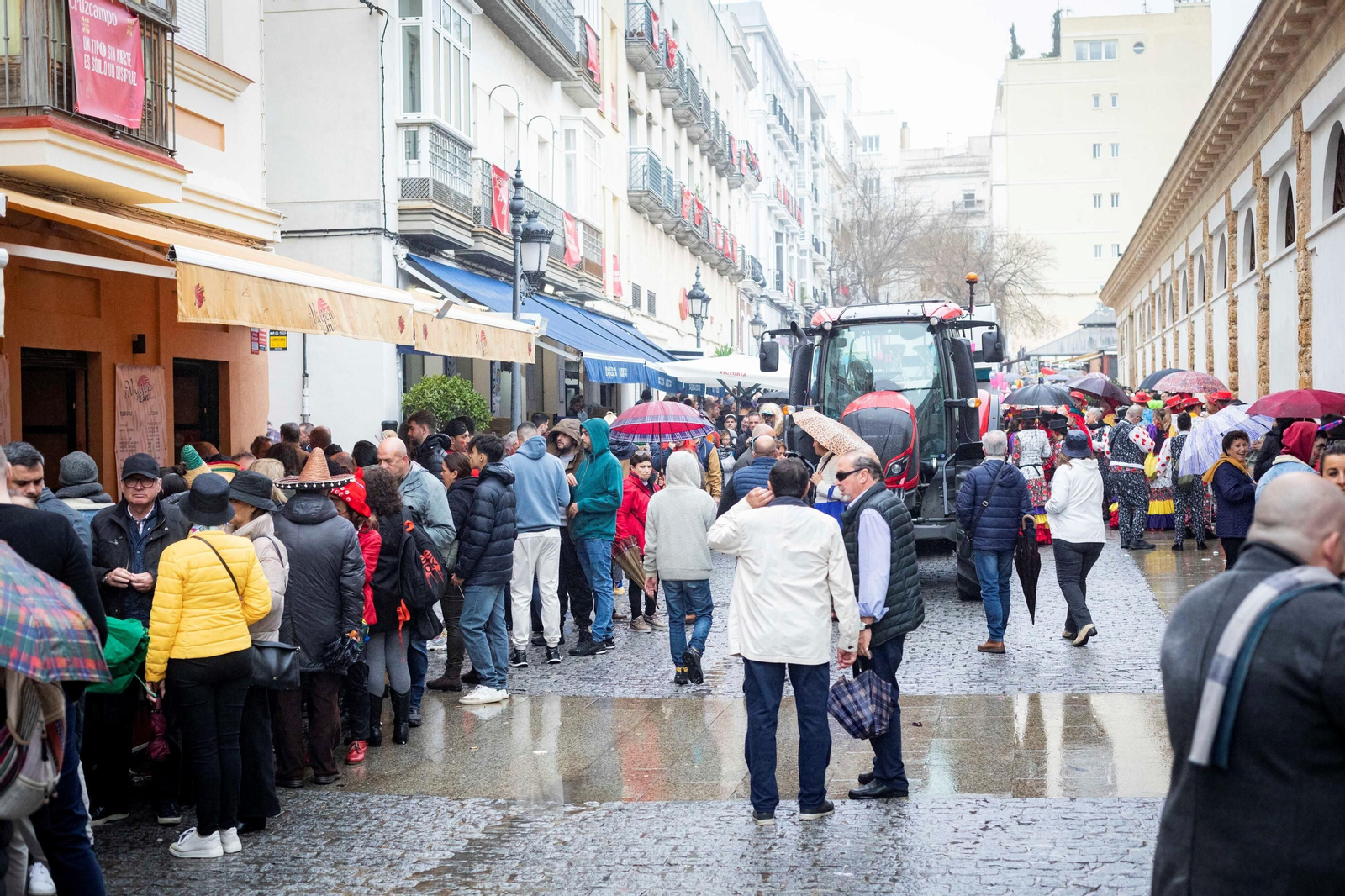 Un tractor por el centro de Cádiz en Carnavales. Un tractor por el centro de Cádiz en Carnavales.