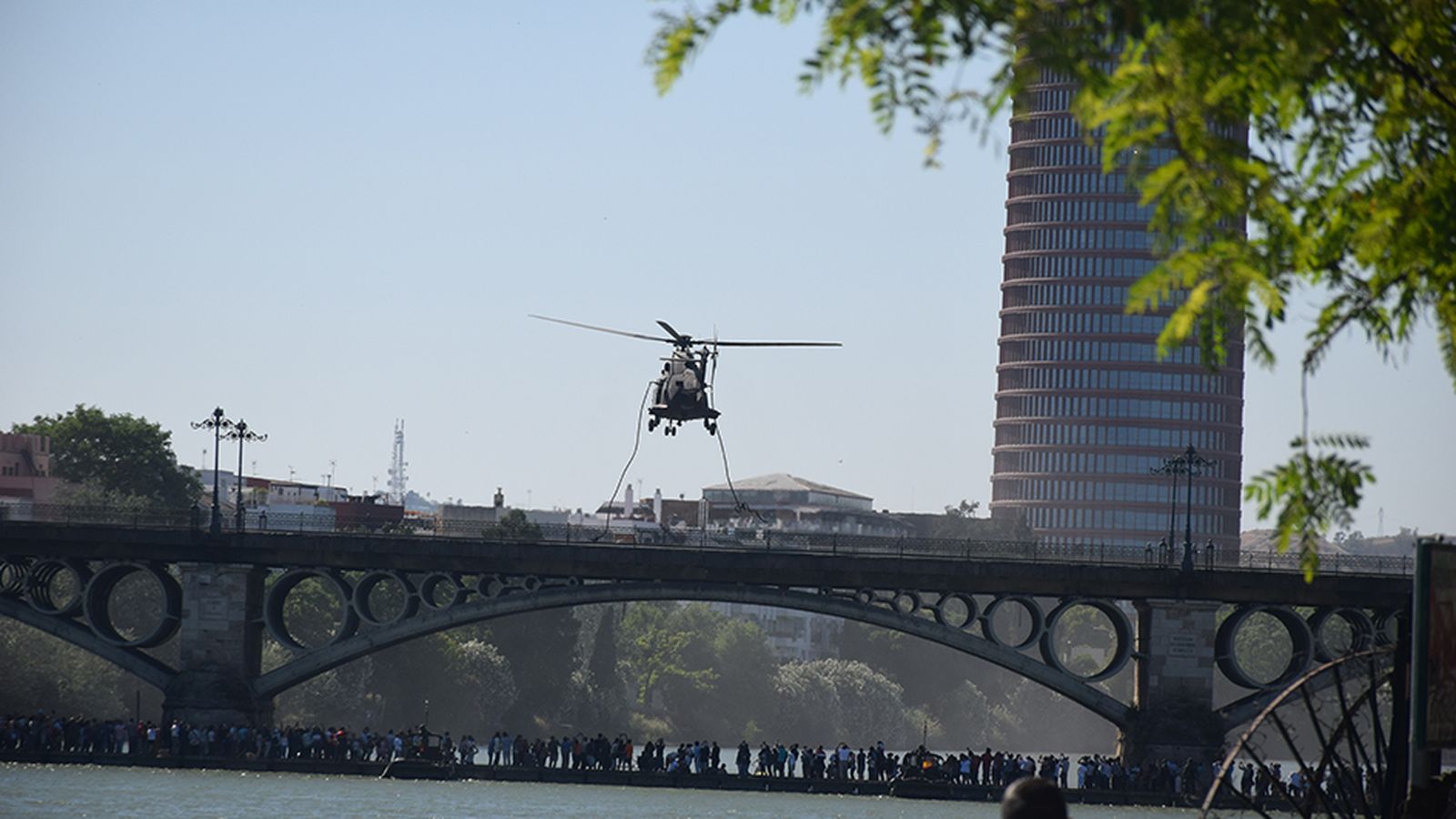 Helicóptero sobrevolando el Puente de Triana.