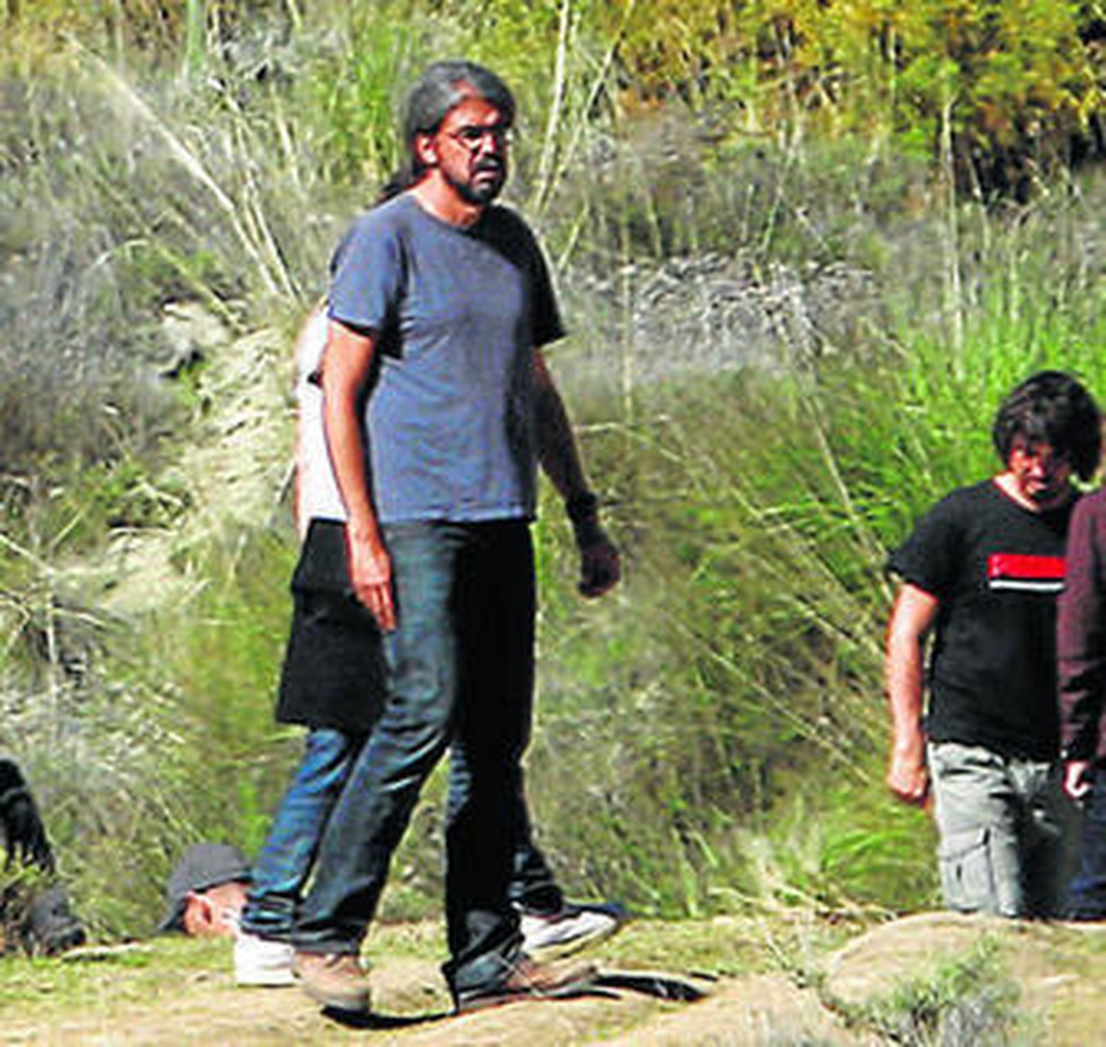 1. 'Fernando León de Aranoa, en un momento del rodaje.  2. La grabación transcurre con sigilo mientras que el equipo se deja ver en restaurantes de la ciudad como Chiquito. 3. El entorno del rodaje es bien conocido por los aficionados al senderismo. 4. El director de 'Amador' da instrucciones a Del Toro en un descanso del rodaje.