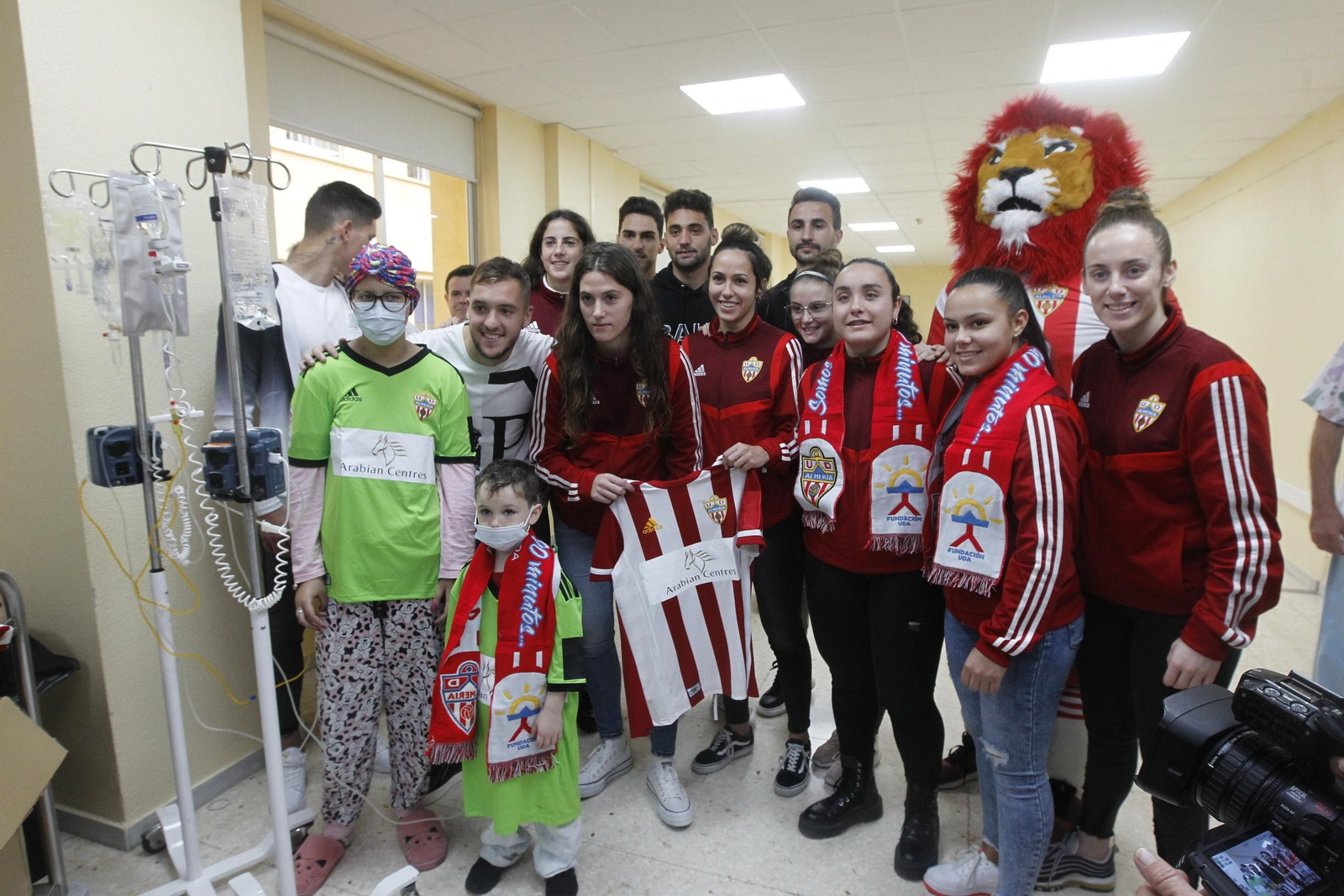 Fotogalería visita jugadores U.D. Almería Hospital Torrecárdenas