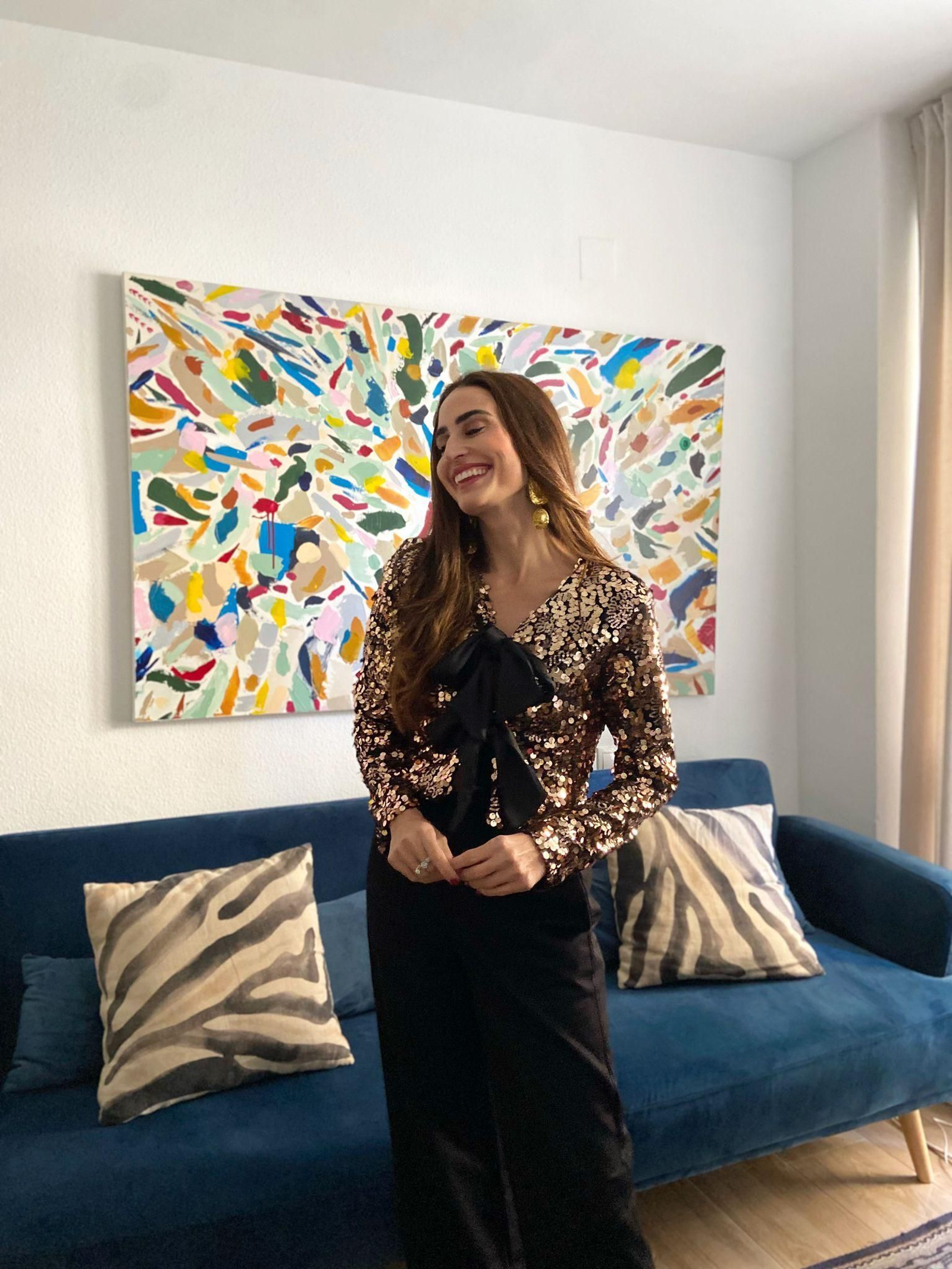 Pipa Porras con la chaqueta de lentejuelas y lazos de El armario de Paola.