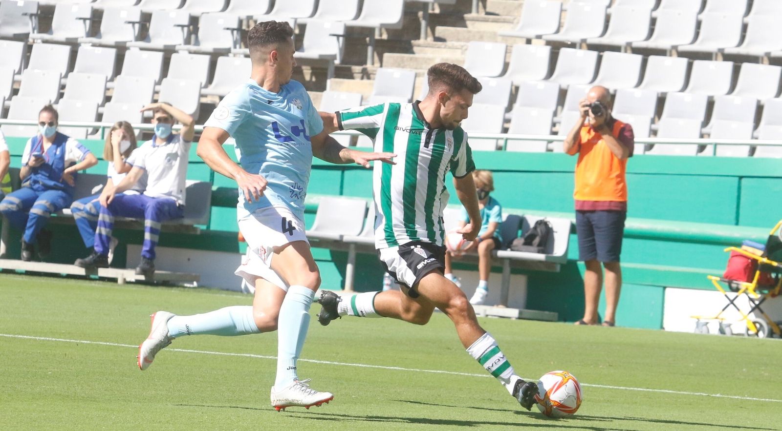 Naranjo, del Córdoba B, intenta un disparo en el duelo de la primera vuelta ante el Ciudad de Lucena.