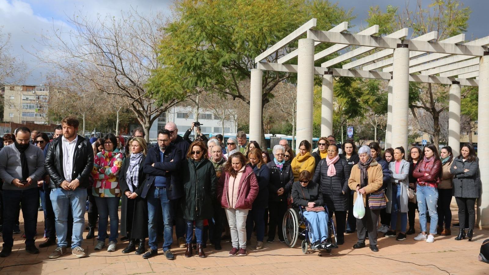 Vecinos y trabajadores del barrio congregados por la paz.