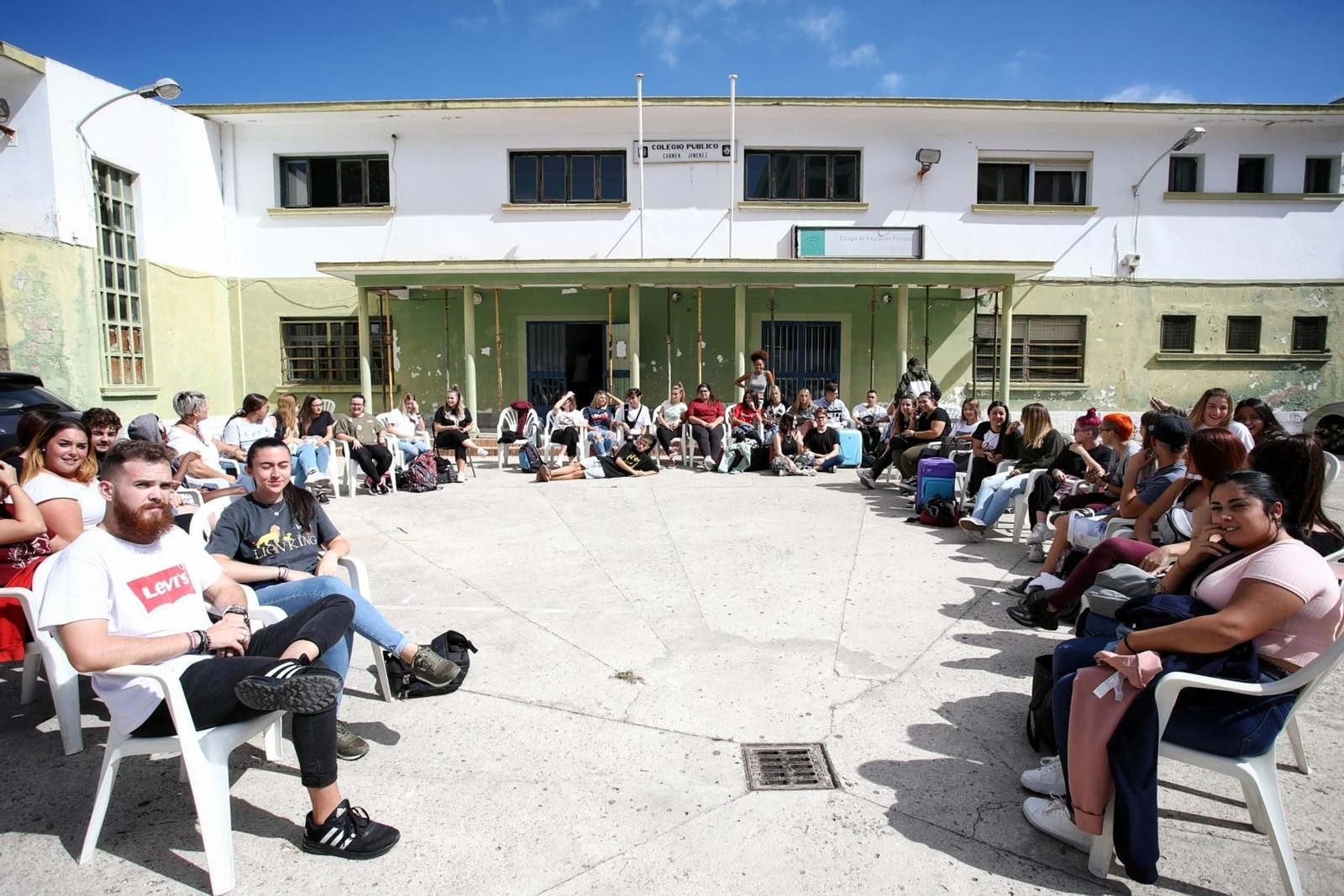 Imagen de la sentada que han hecho los alumnos en señal de protesta, y que seguirán haciendo hasta que se solucione la situación.