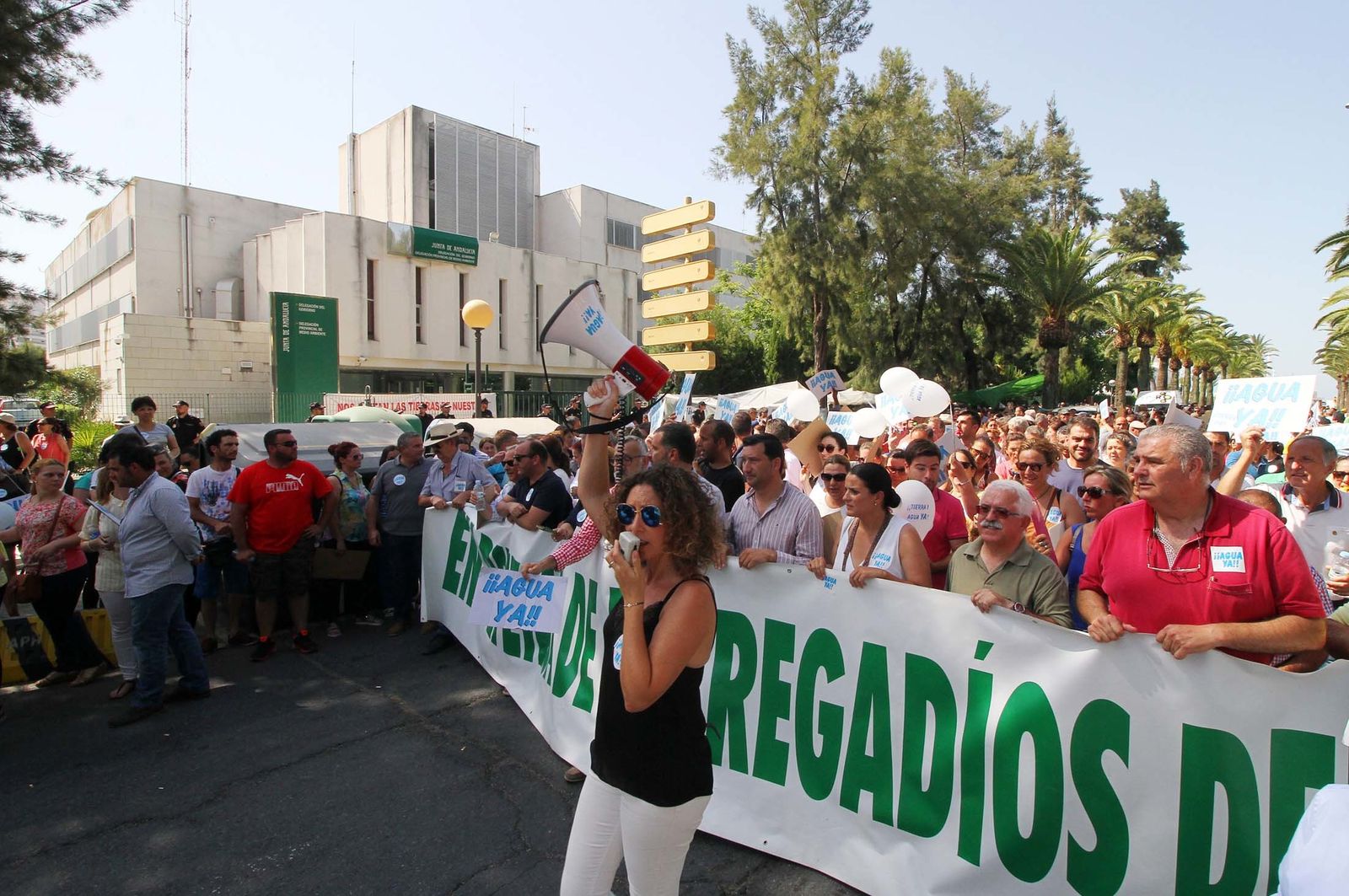 Imágenes de la manifestación para pedir agua y tierra para los regadíos del Condado.