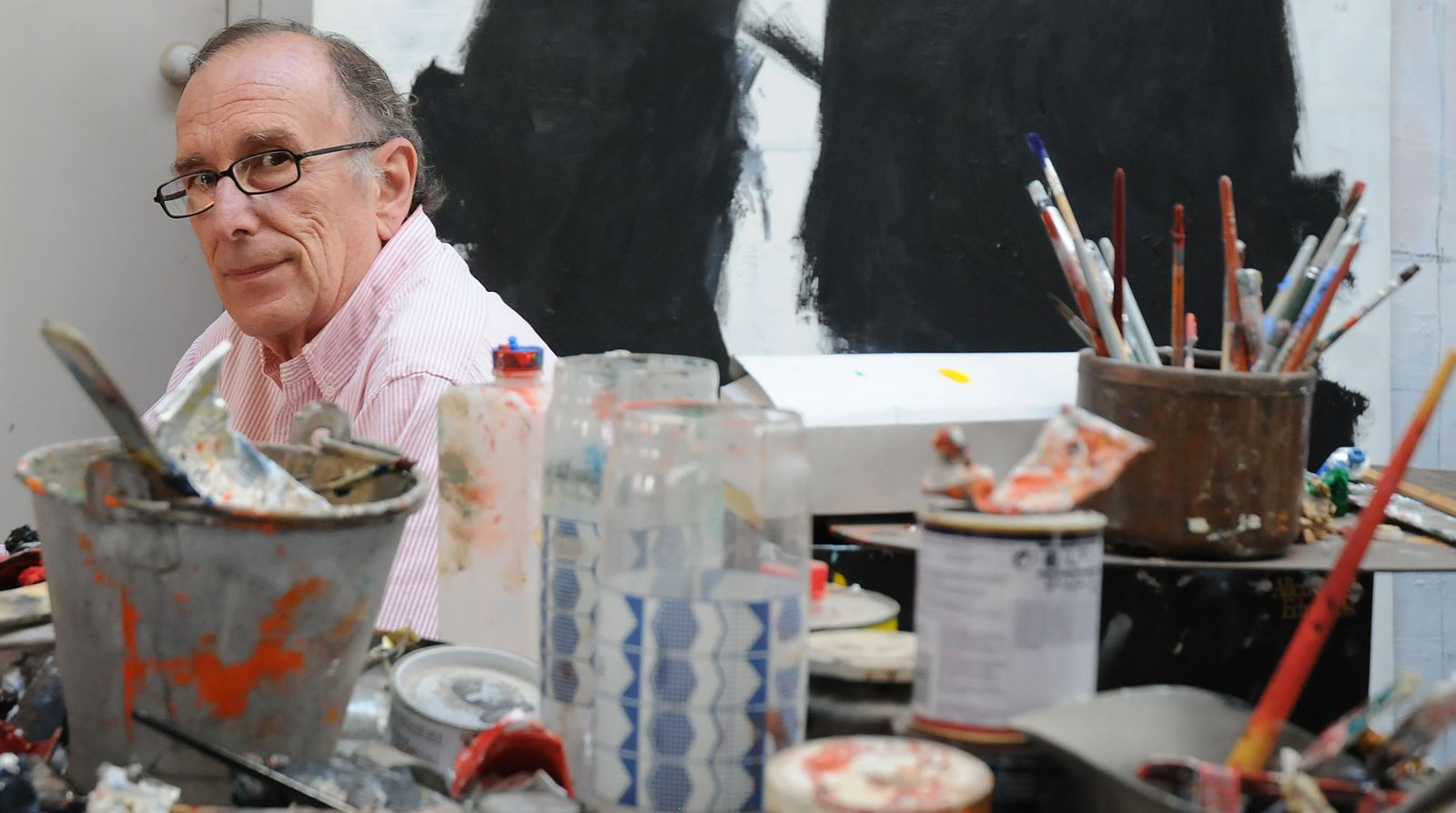 Manuel Salinas retratado en su estudio en 2009.