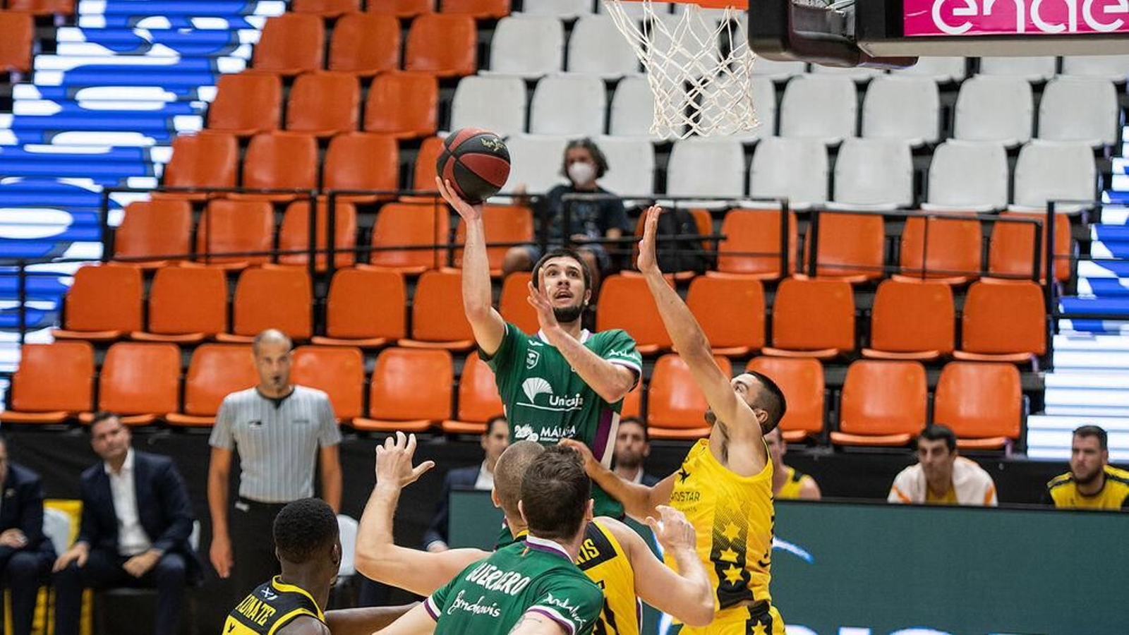 Bouteille lanza a canasta en el primer partido de la fase final de la ACB 2020.