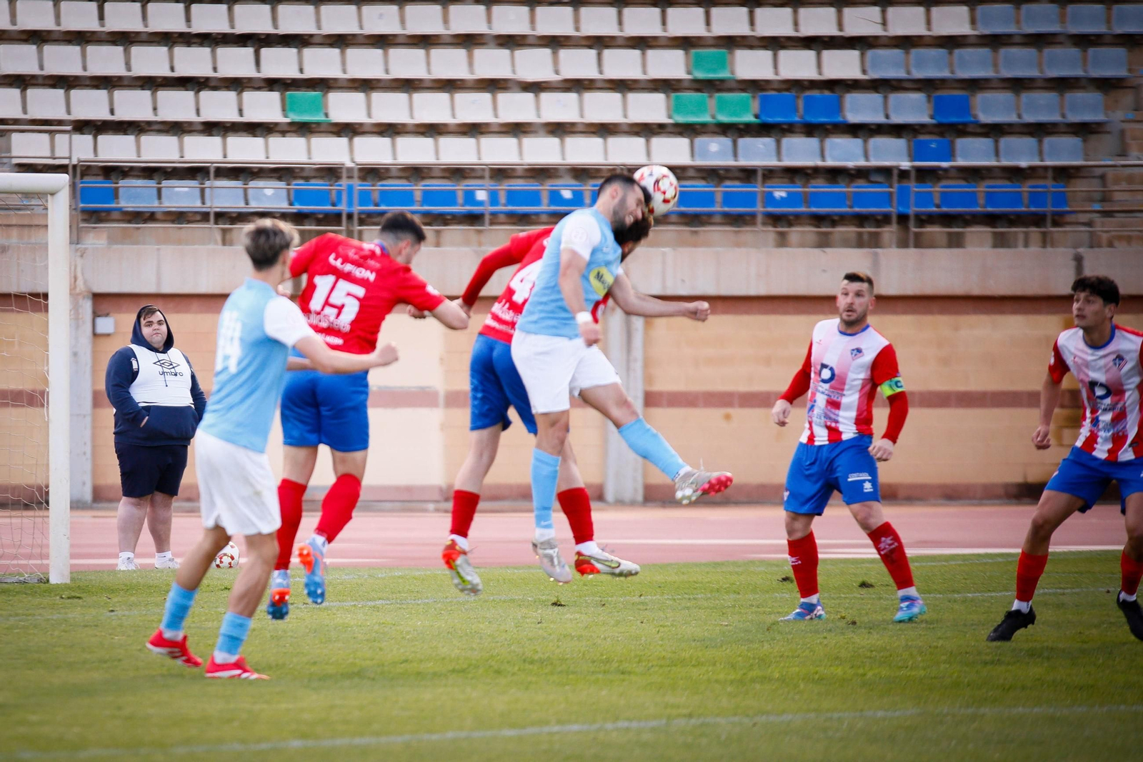 Una acción del derbi almeriense que enfrentó el pasado curso al Poli El Ejido y al Poli Almería, que este curso militarán en División de Honor.