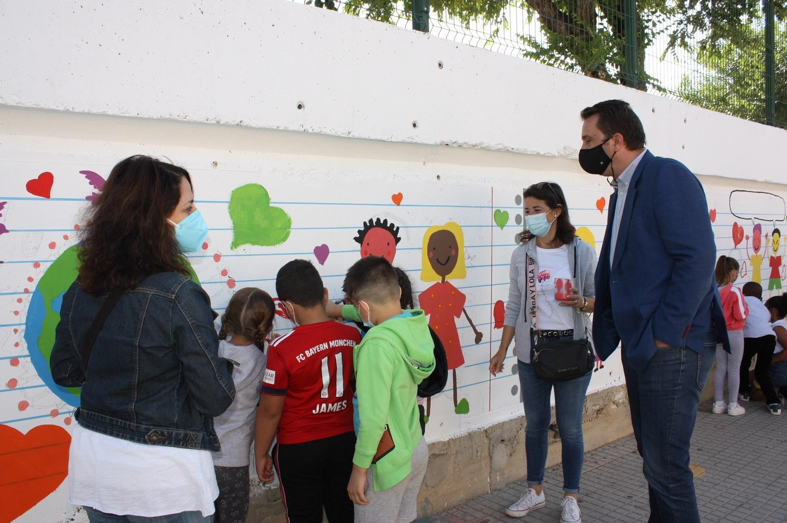 El delegado del Distrito Norte, Juan Antonio Barrionuevo, en su visita al colegio Hermanos Machado.