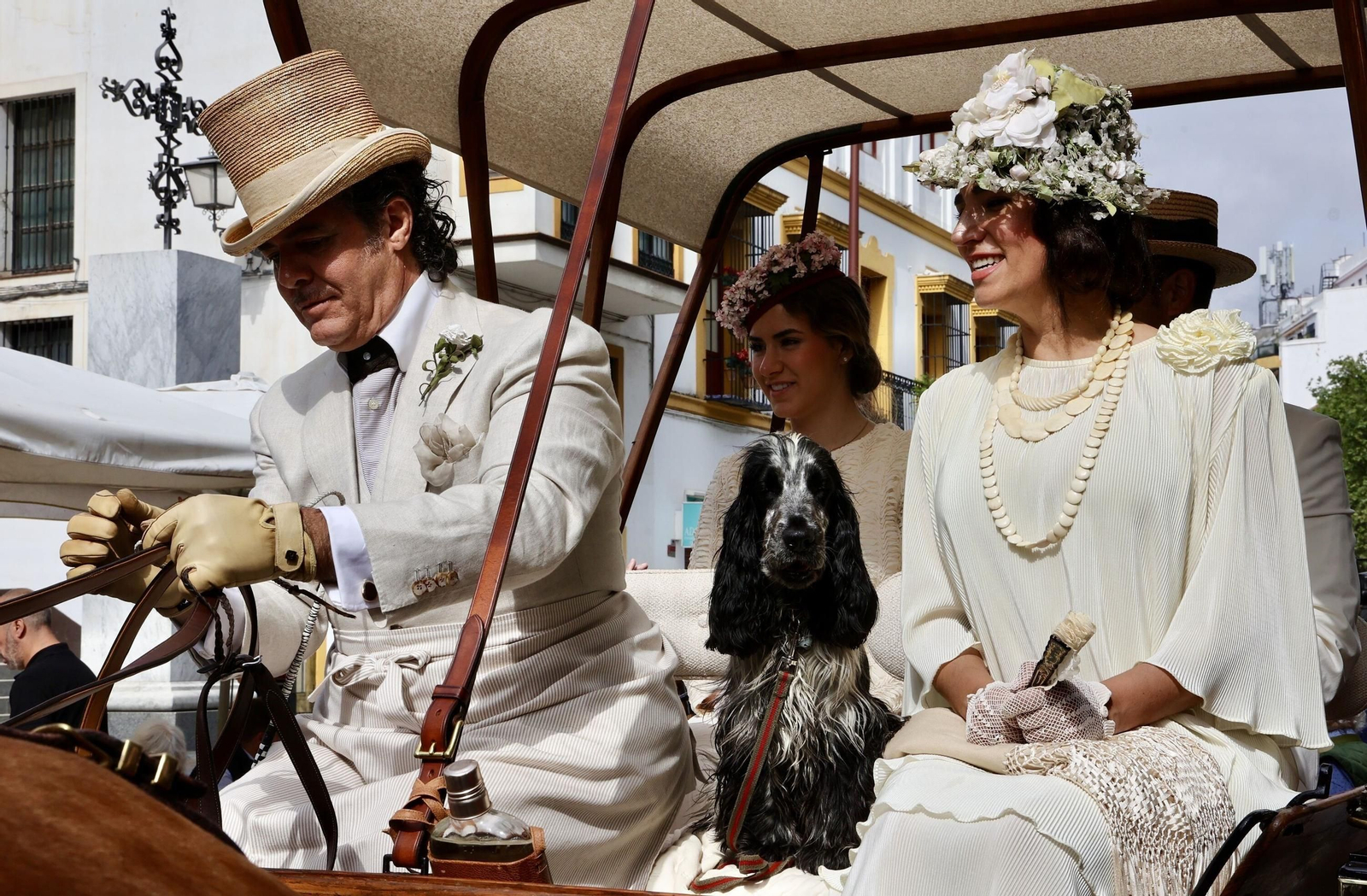 El carruaje del conde de Bañares inspirado en la Belle Epoque, con el acompañamiento del perro Camilo.