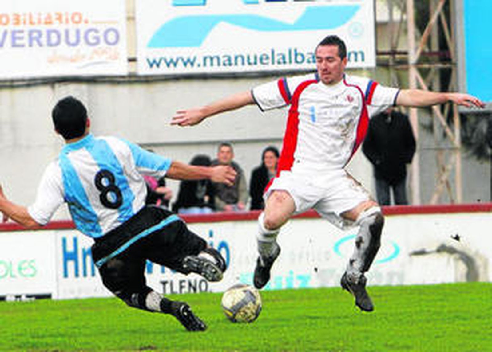 El chiclanero Flores, que volvía al once inicial, trata de evitar la entrada abajo de un jugador del Pastores.