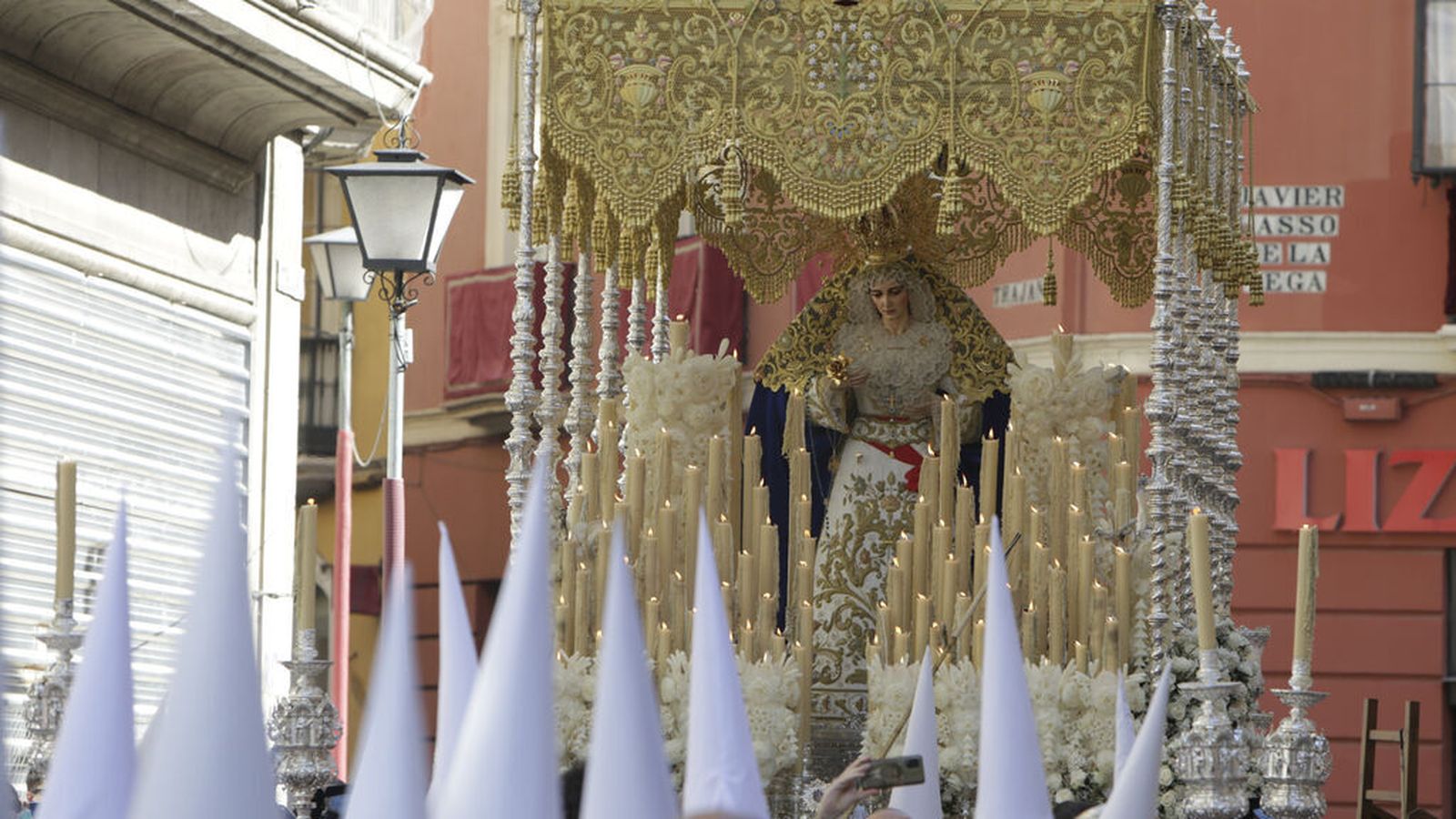 El palio de la Aurora llega a la Plaza del Duque en la mañana de Resurrección