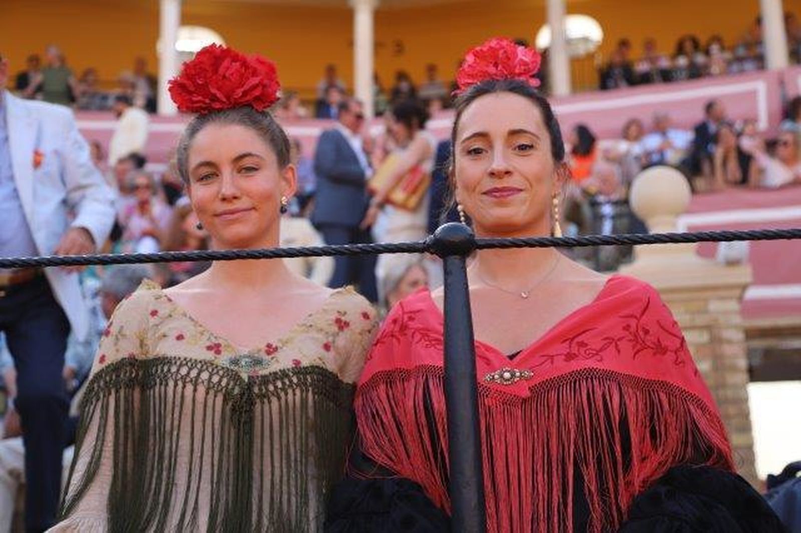 Los famosos y autoridades en la corrida de rejones de la Feria de Abril.