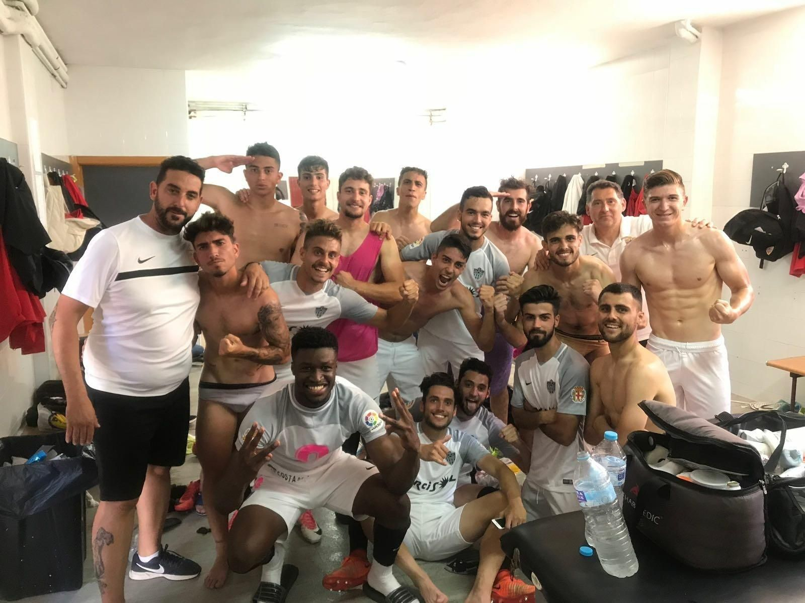 Jugadores del conjunto almeriense celebrando el 3-6 de la ida en el vestuario del feudo del Villarrobledo.