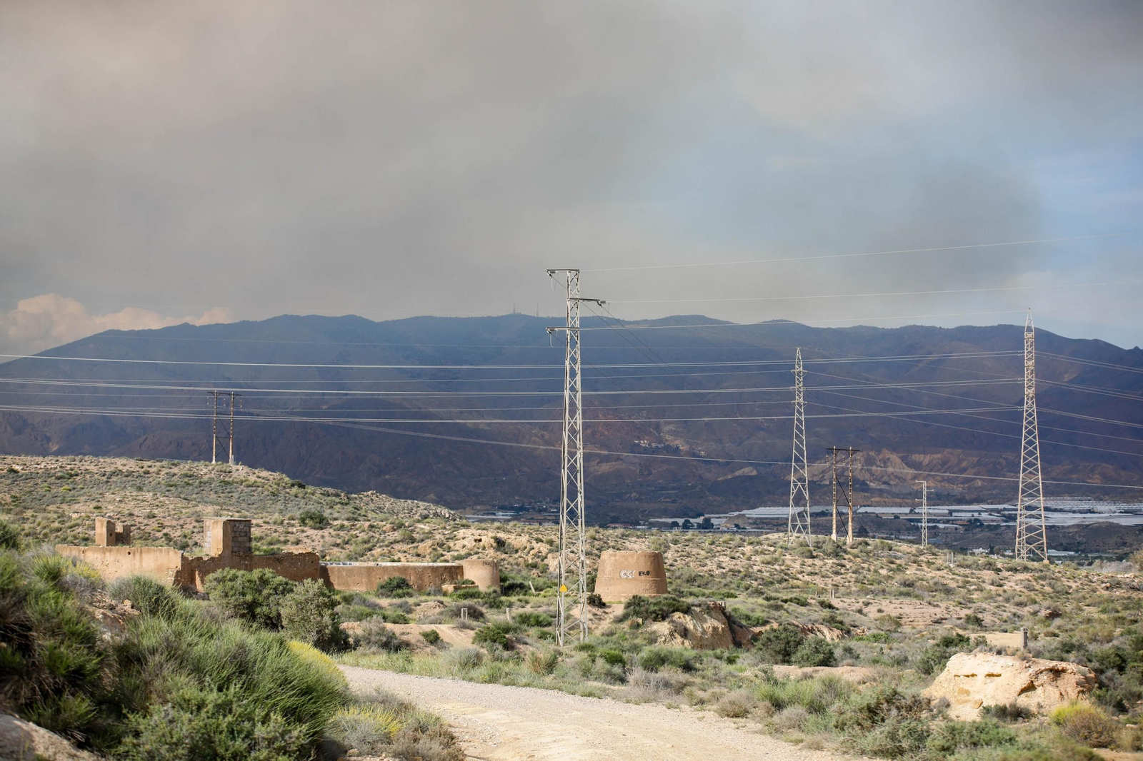 Las imágenes del incendio forestal que avanza en la sierra de Huércal