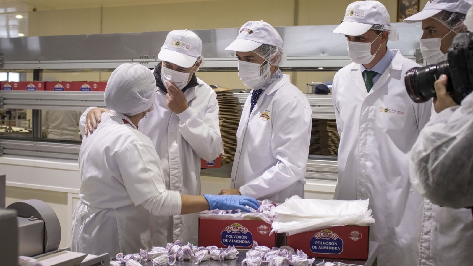 El presidente andaluz saluda a una empleada de La Muralla.