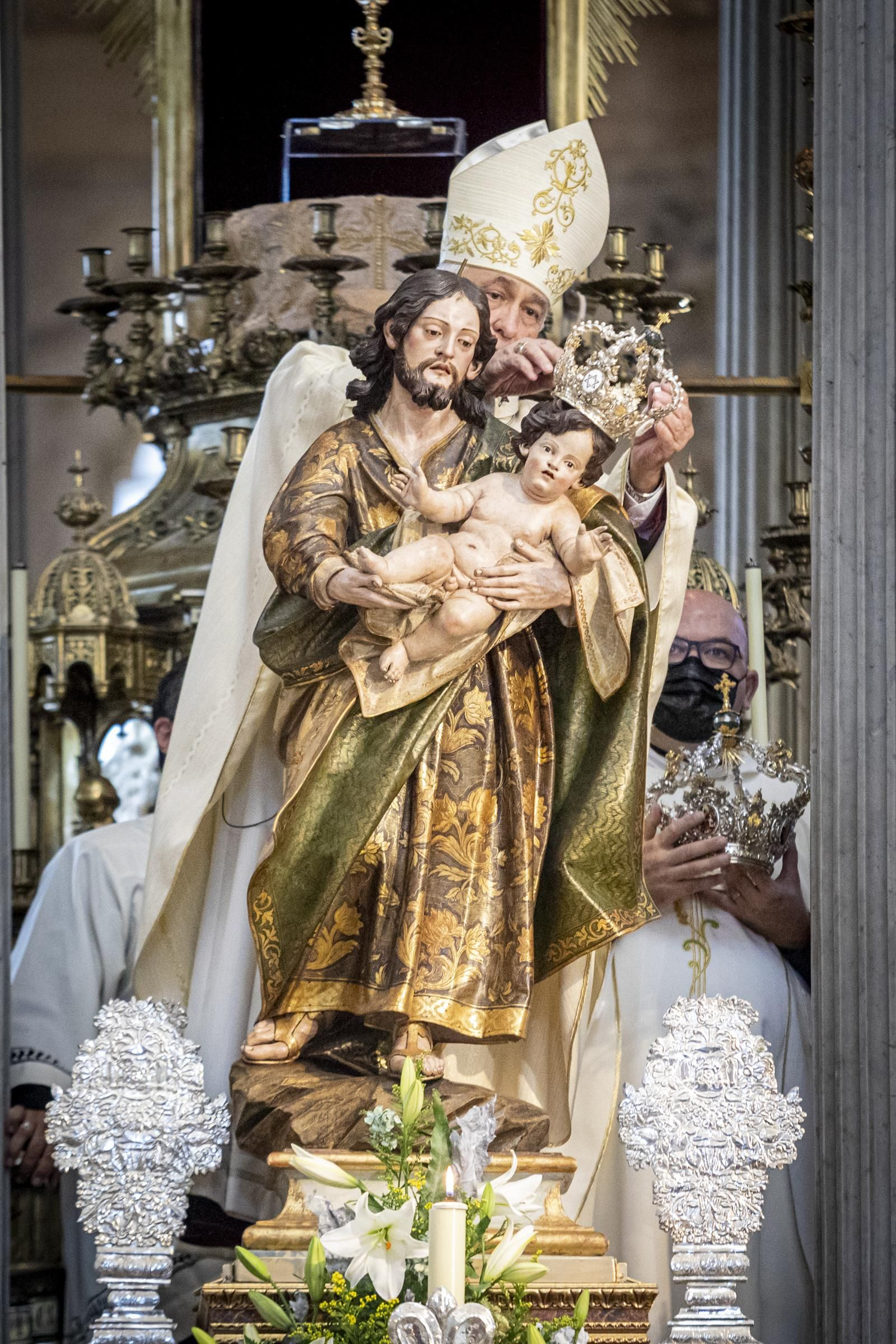 Coronación de la imagen de San José y el Niño Jesús