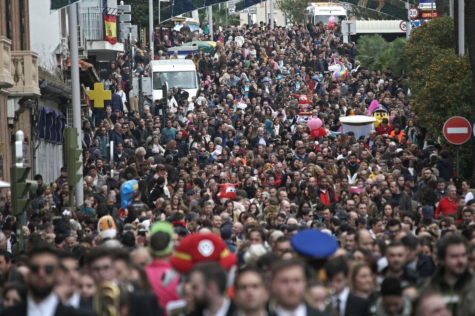 El tradicional arrastre de latas en Algeciras