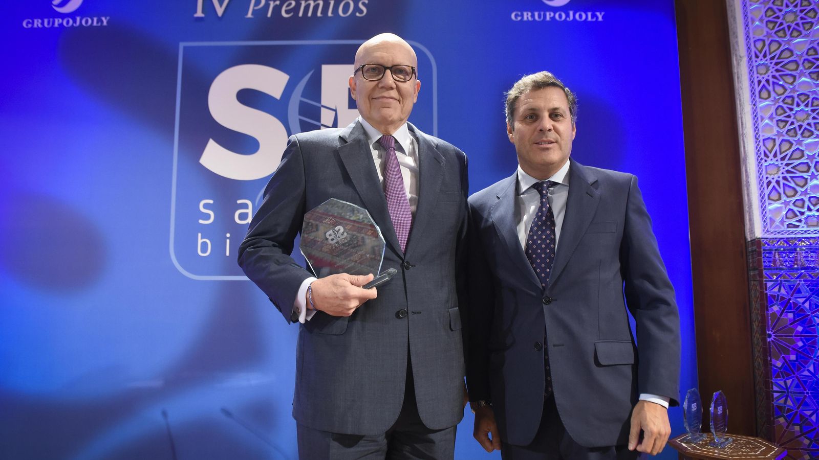 Juan Antonio Priego recoge el galardón de manos de Tote Cánovas, delegado de Cofares.