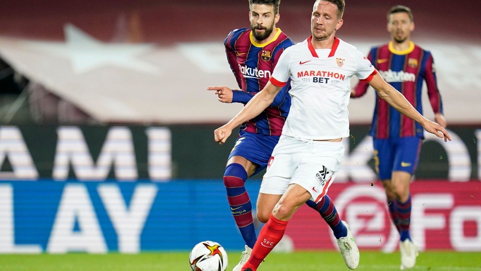 De Jong intenta alcanzar un balón perseguido por Piqué.