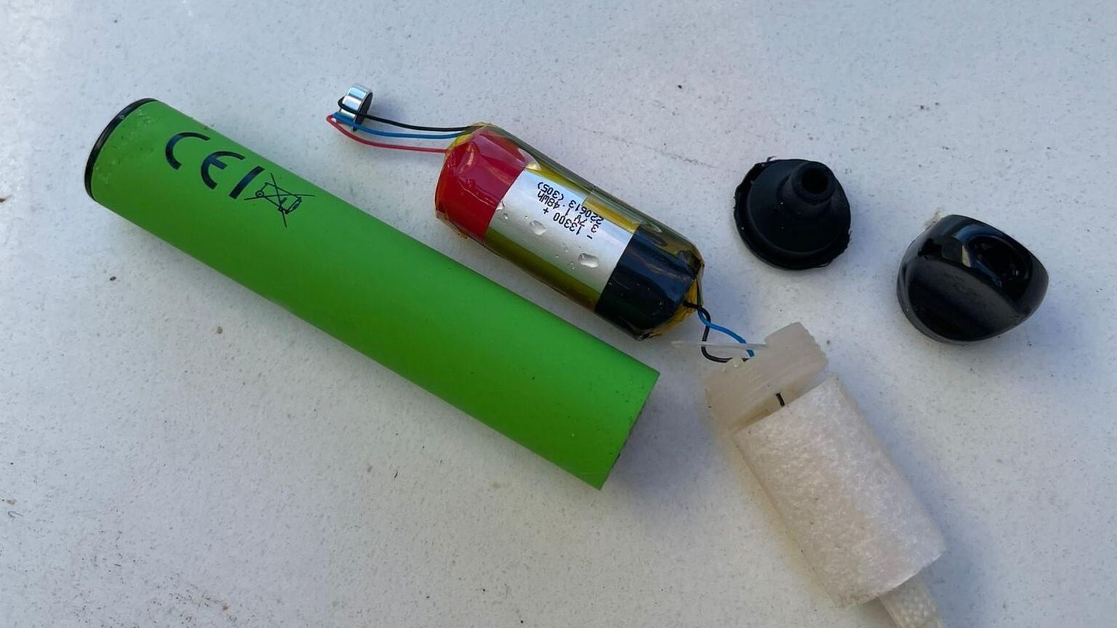 Un vaper abierto, con la pila que trae adherida para su funcionamiento.