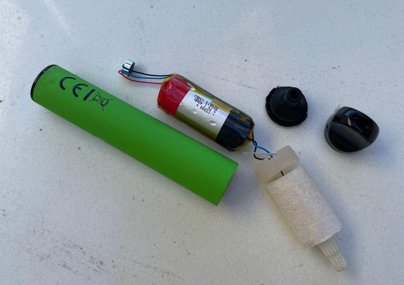 Un vaper abierto, con la pila que trae adherida para su funcionamiento.