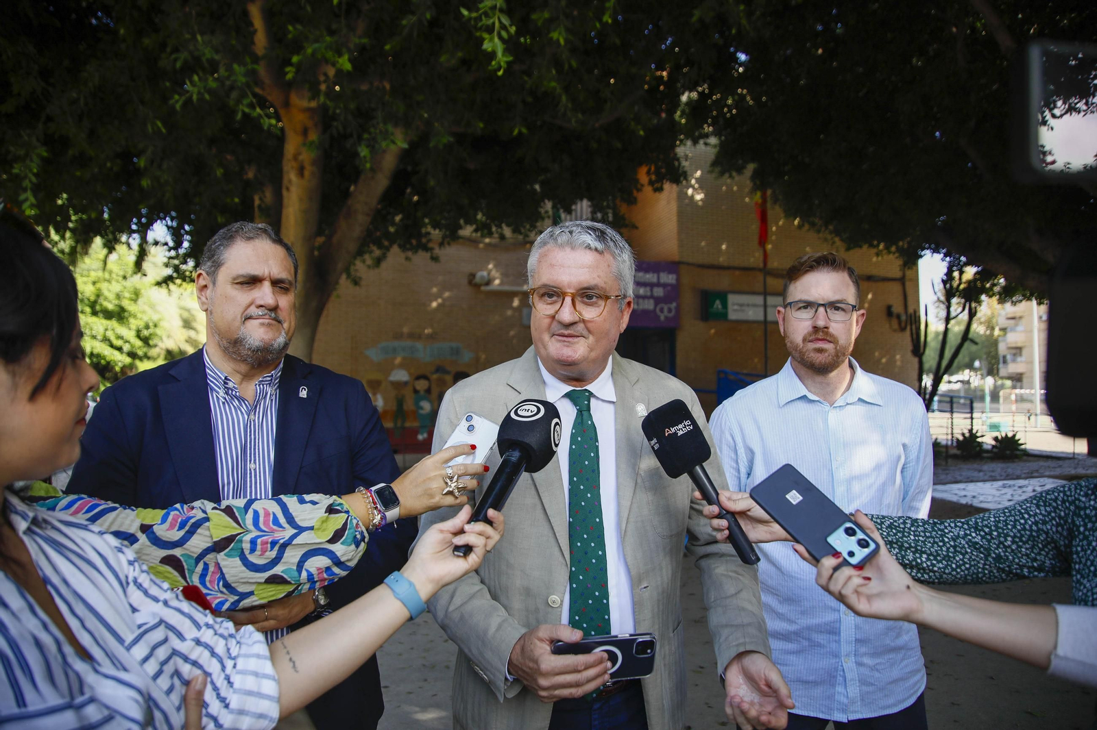Las imágenes de la campaña de vacunación antigripal a los niños en el CEIP Adela Díaz de Almería