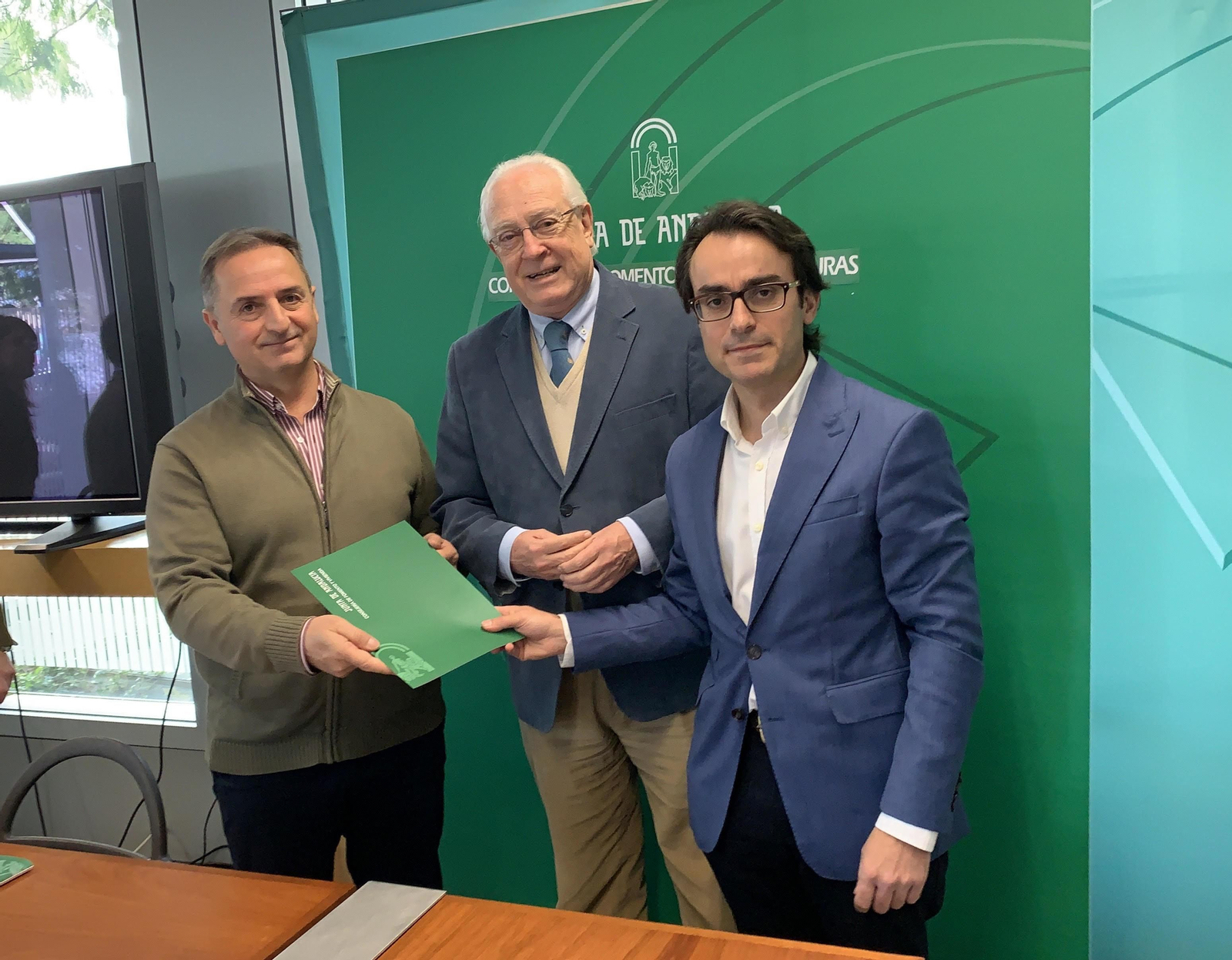 De izquierda a derecha, el presidente de la FAAT, Miguel Ruano, recibe las propuestas sobre el sector del Taxi del viceconsejero, Jaime Raynaud, y el director general de Movilidad, Mario Muñoz-Atanet.