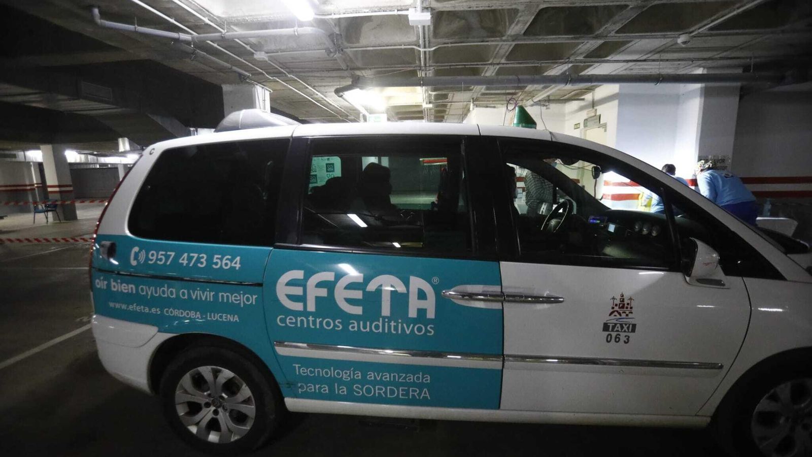 La ocupante de un taxi espera su turno de inmunización en el Castilla del Pino.