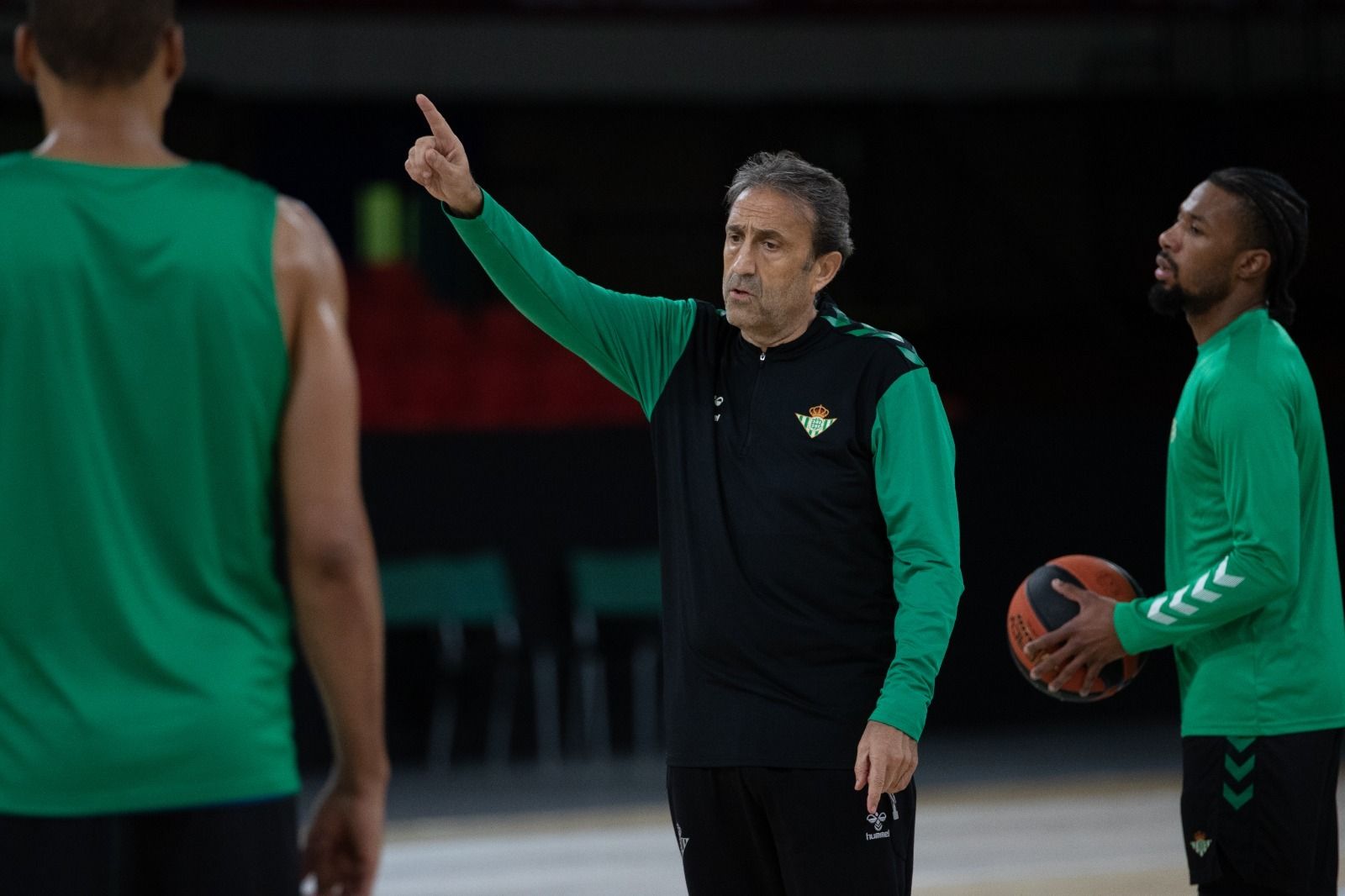 Casimiro da instrucciones durante un entrenamiento en San Pablo.