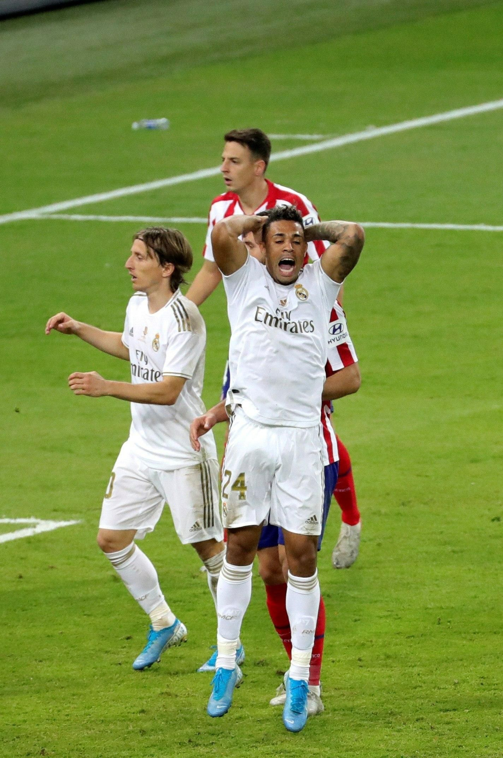 Mariano lamenta una ocasión ante Modric en el Madrid-Atlético del domingo.