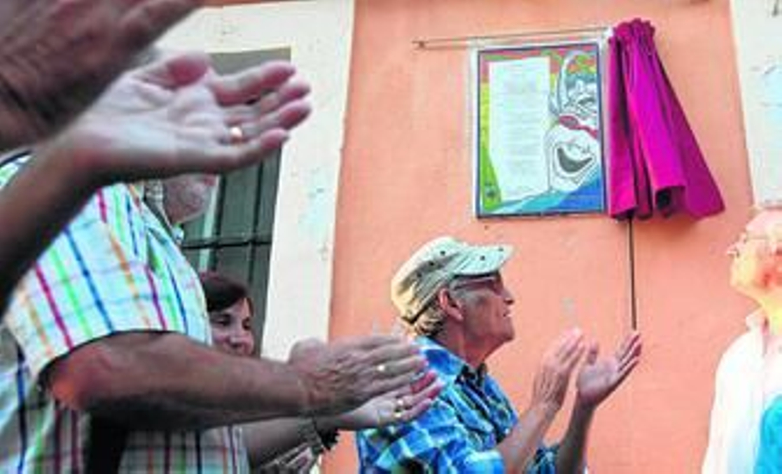 Pedro Romero descubre en la calle de La Palma una placa con su pasodoble de 'La Caracola'.