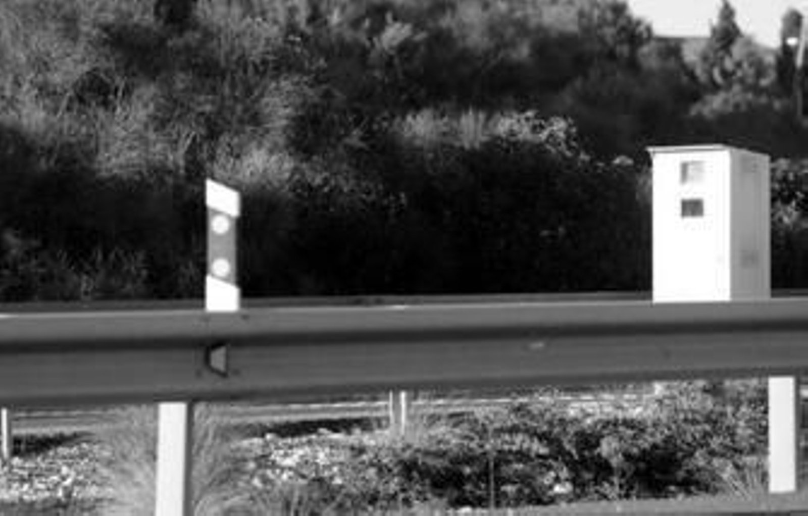 Imagen de uno de los cinco radares fijos que controlan la velocidad del tráfico en el Campo de Gibraltar, esta semana.