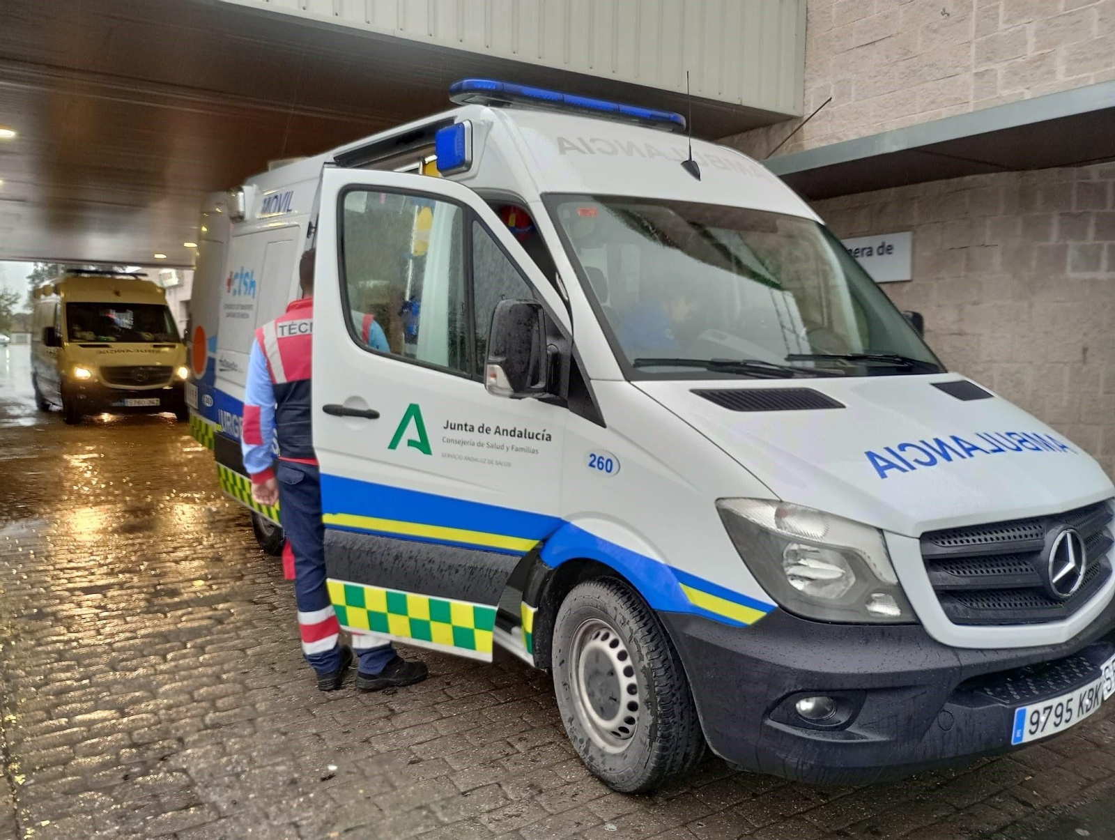 Ambulancia en la puerta de urgencias.