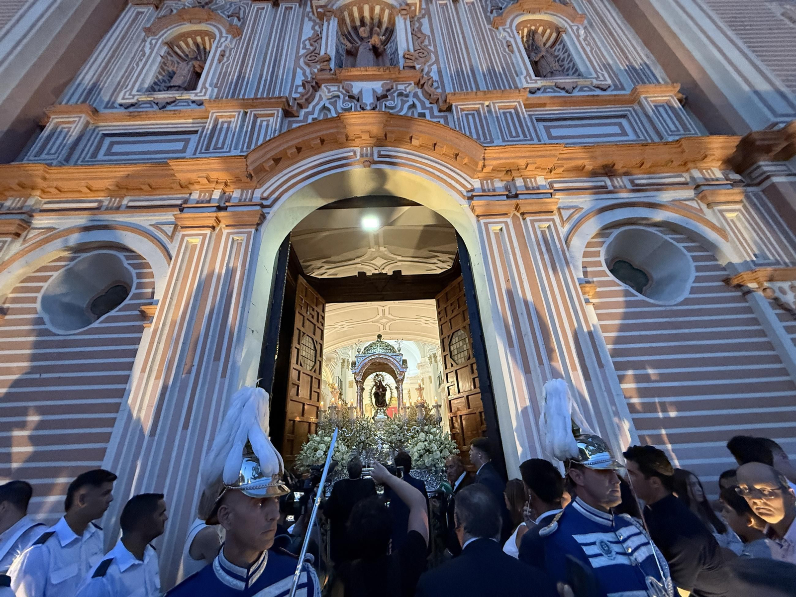 Imágenes del traslado de Nuestra Señora de la Cinta a la Parroquia Mayor de San Pedro