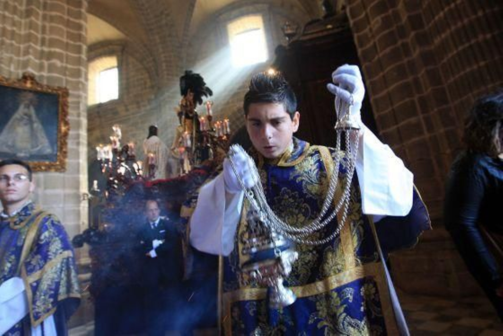Encabezó el cortejo la antigua Cruz de Guía de la hermandad en lugar de la plateada que sacan cada Lunes Santo. 

Foto: Juan Carlos Toro