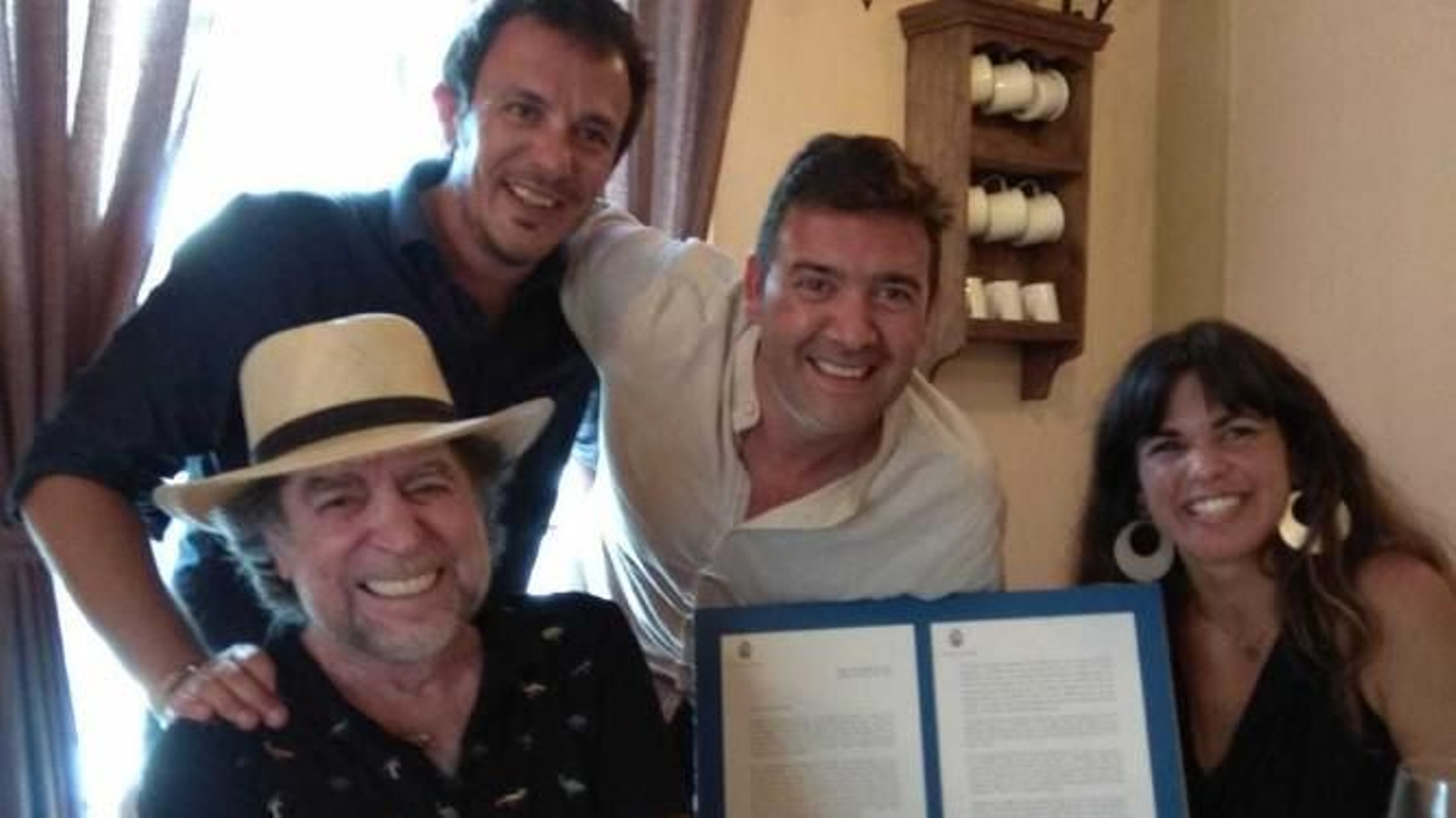 Foto del almuerzo en el que se cerró el acuerdo para que Sabina fuese pregonero.