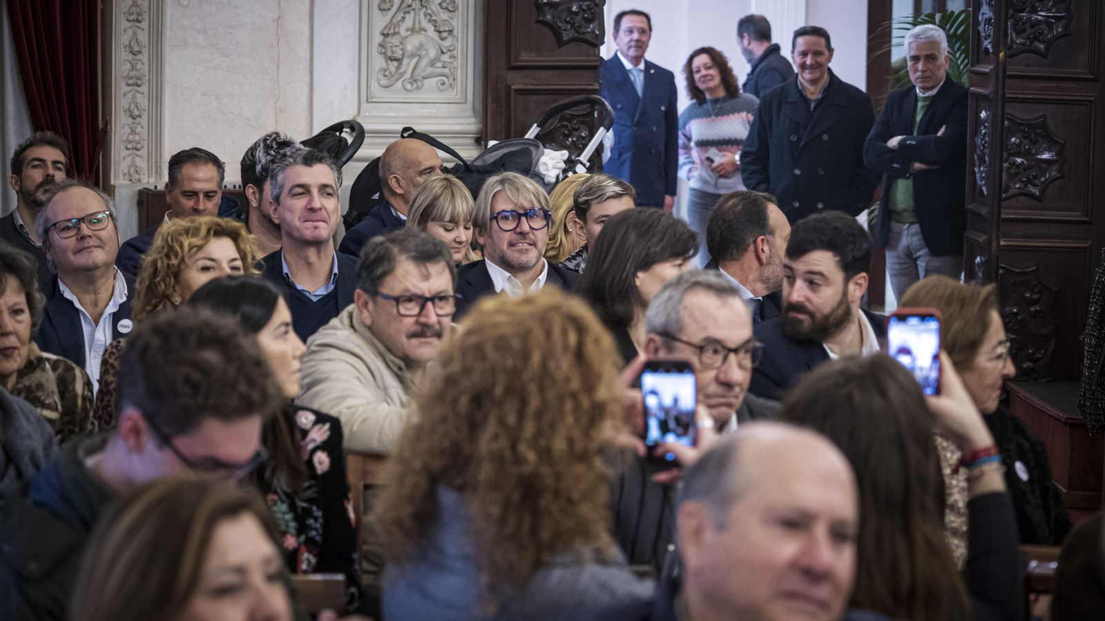 Las imágenes del traspaso de coronas de SM los Reyes Magos de Cádiz