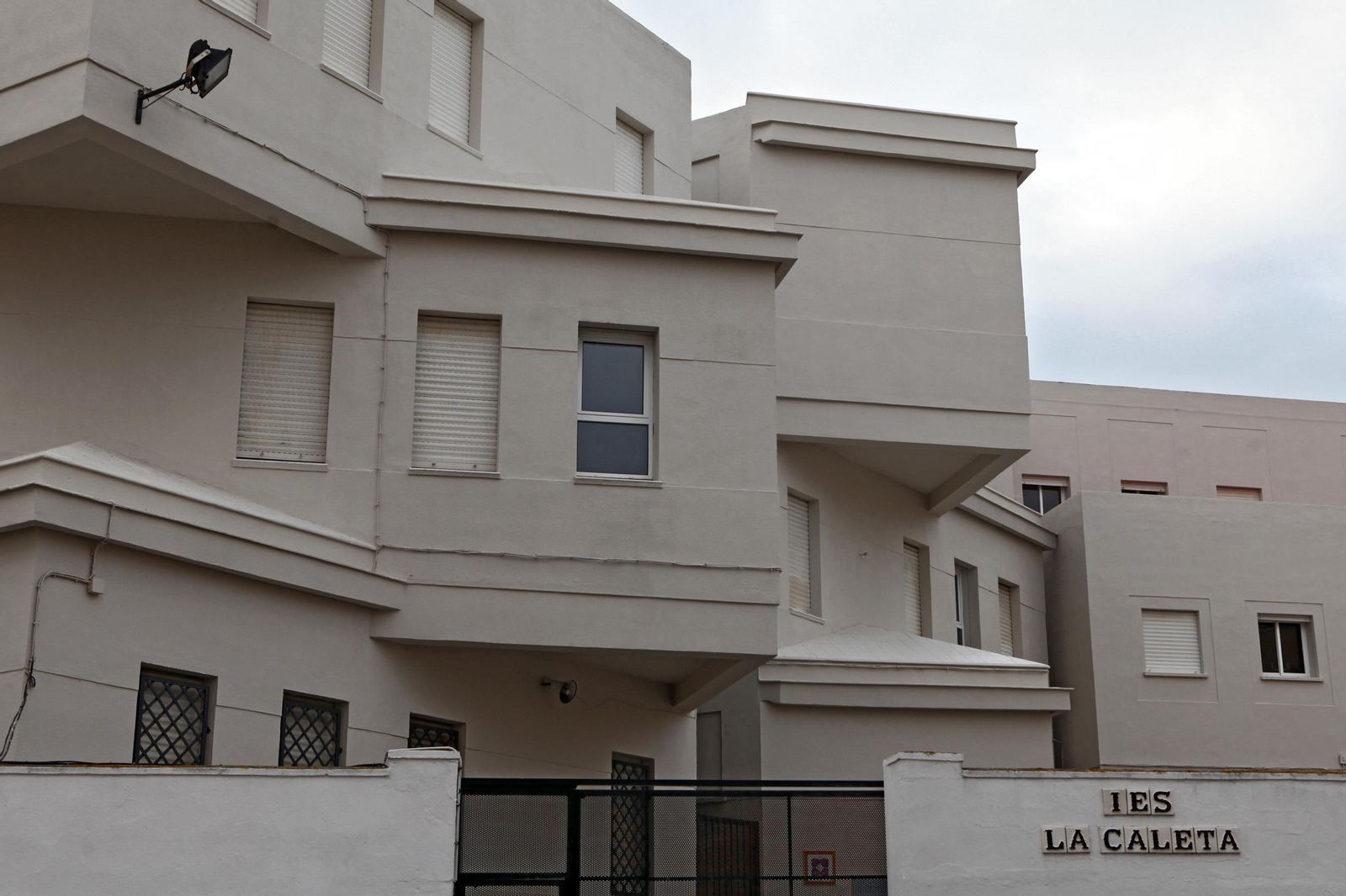 Fachada del instituto La Caleta.