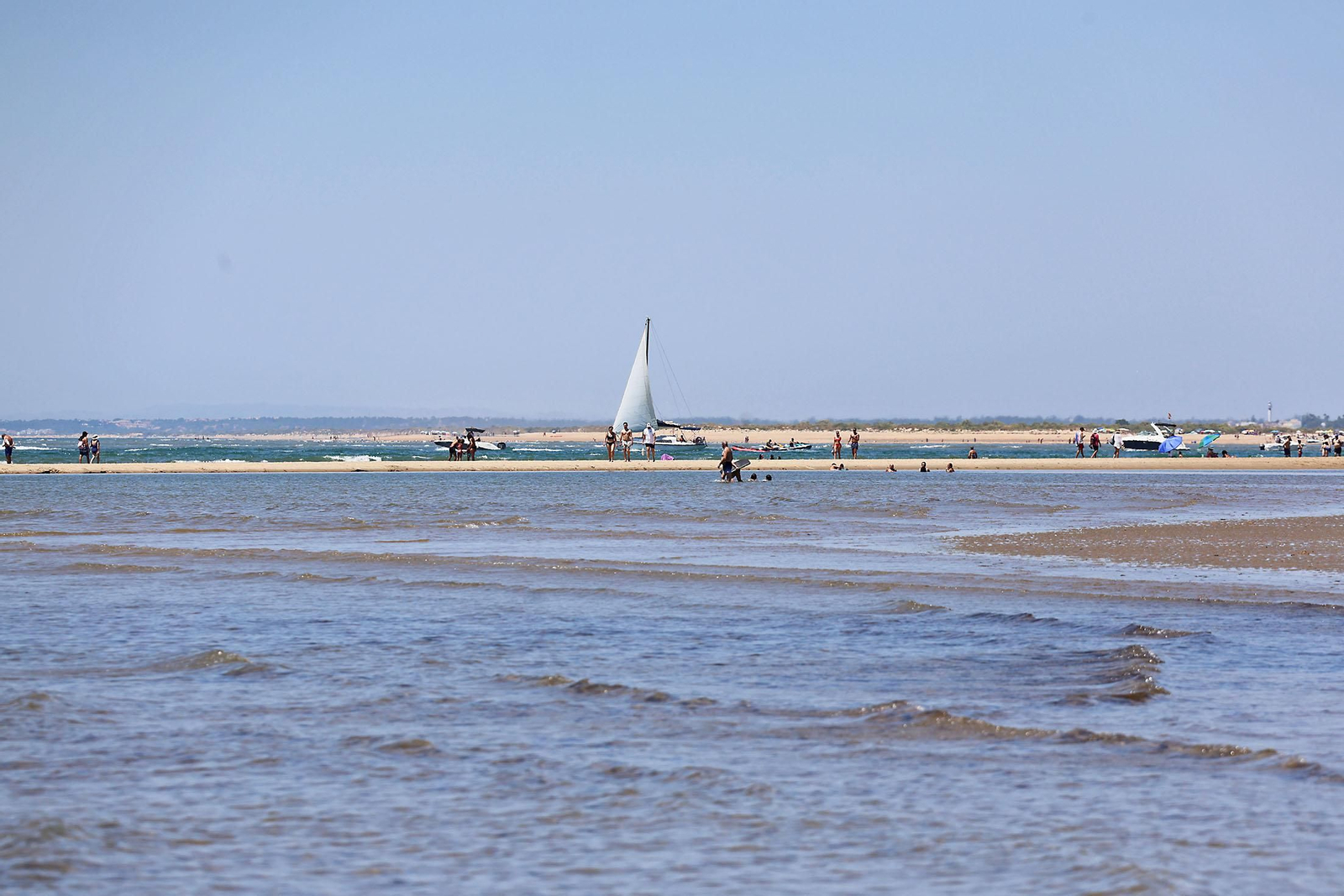 Ambiente en las playas de Huelva en la mañana de domingo