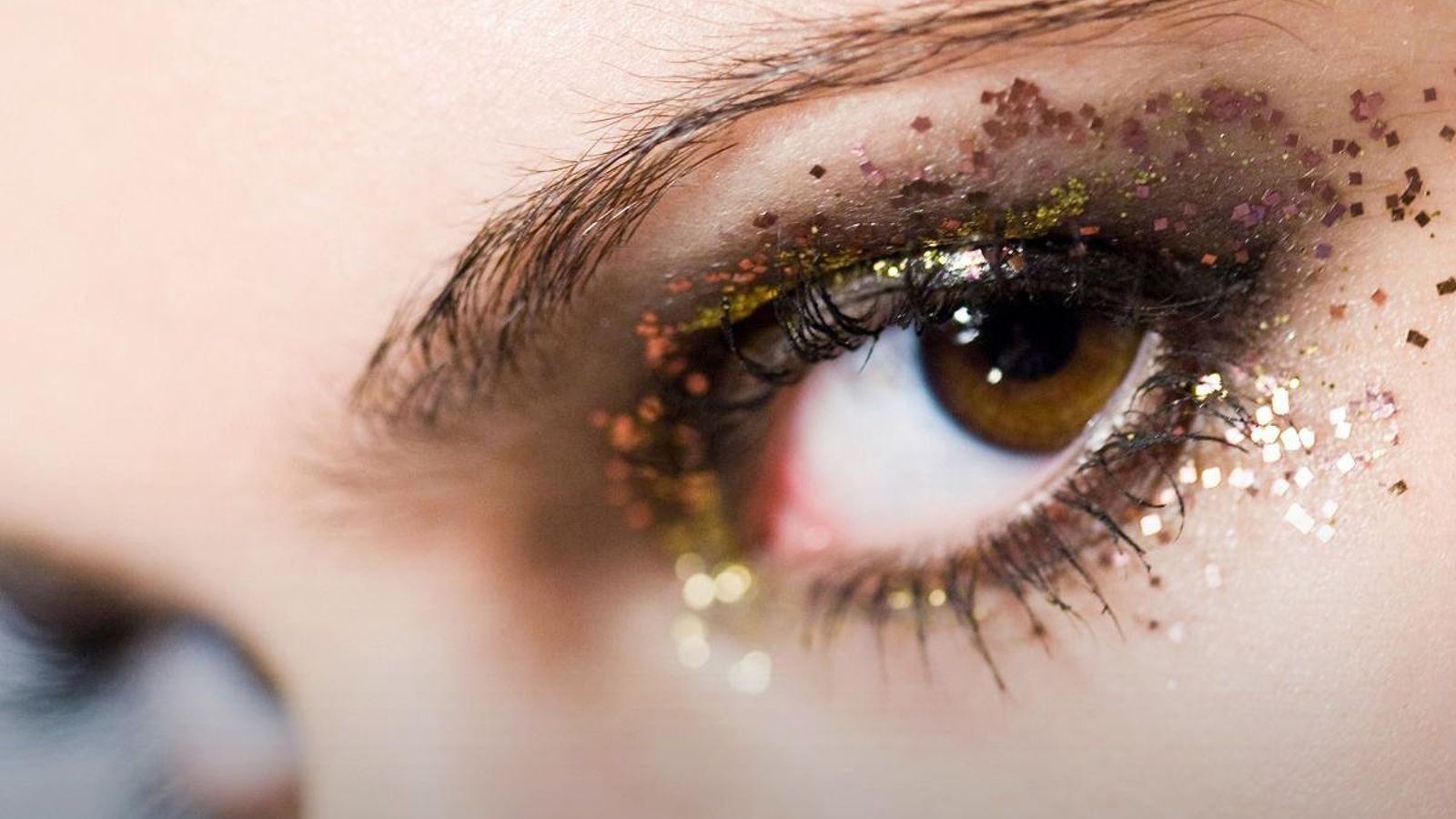 Maquillaje de ojos efecto 'glitter'.